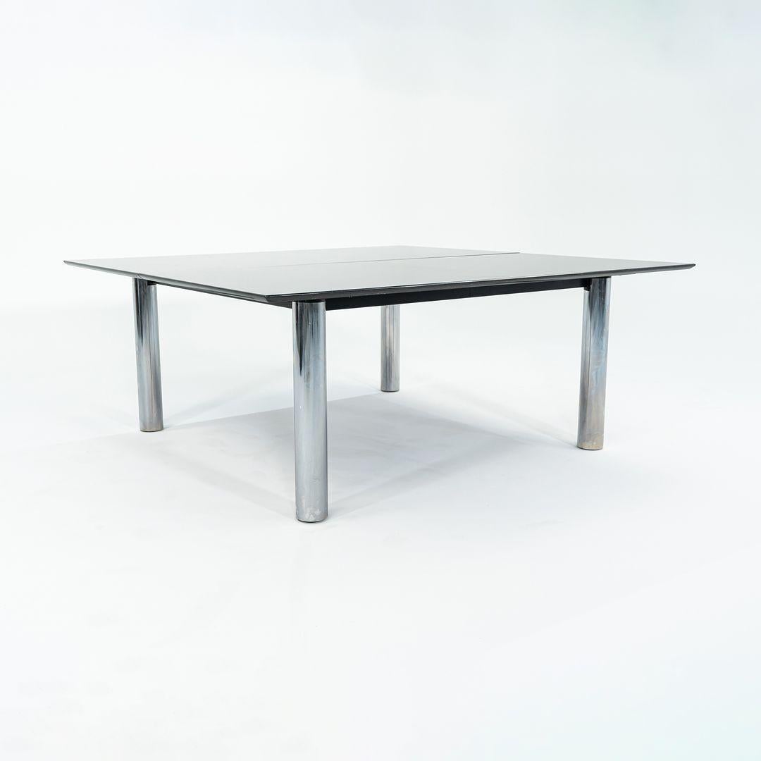 Il s'agit d'une table de salle à manger ou de conférence en granit noir et acier chromé, fabriquée sur mesure et commandée en 2006 par un fonds spéculatif pour son siège. Le plateau est composé de granit noir de haute qualité avec un bord en forme