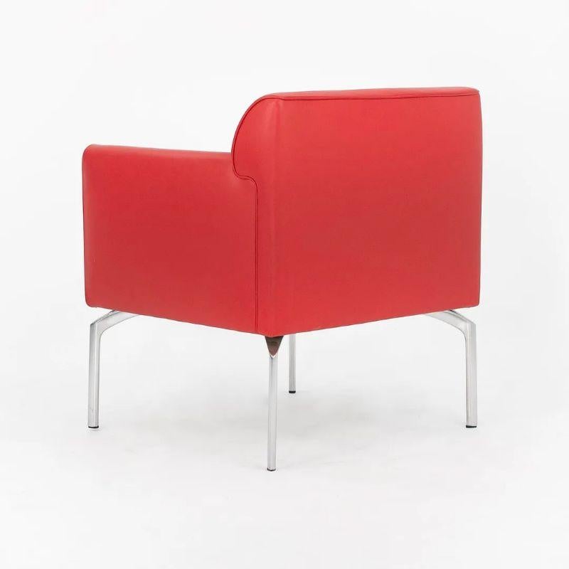 Il s'agit d'un fauteuil de salon ou club Eospiti, conçu par Luciano Pagani & Angelo Perversi pour Poltrona Frau. L'origine du design remonte à 2000, mais sa production date de 2006. La chaise a été spécifiée dans un magnifique cuir rouge PELLE et