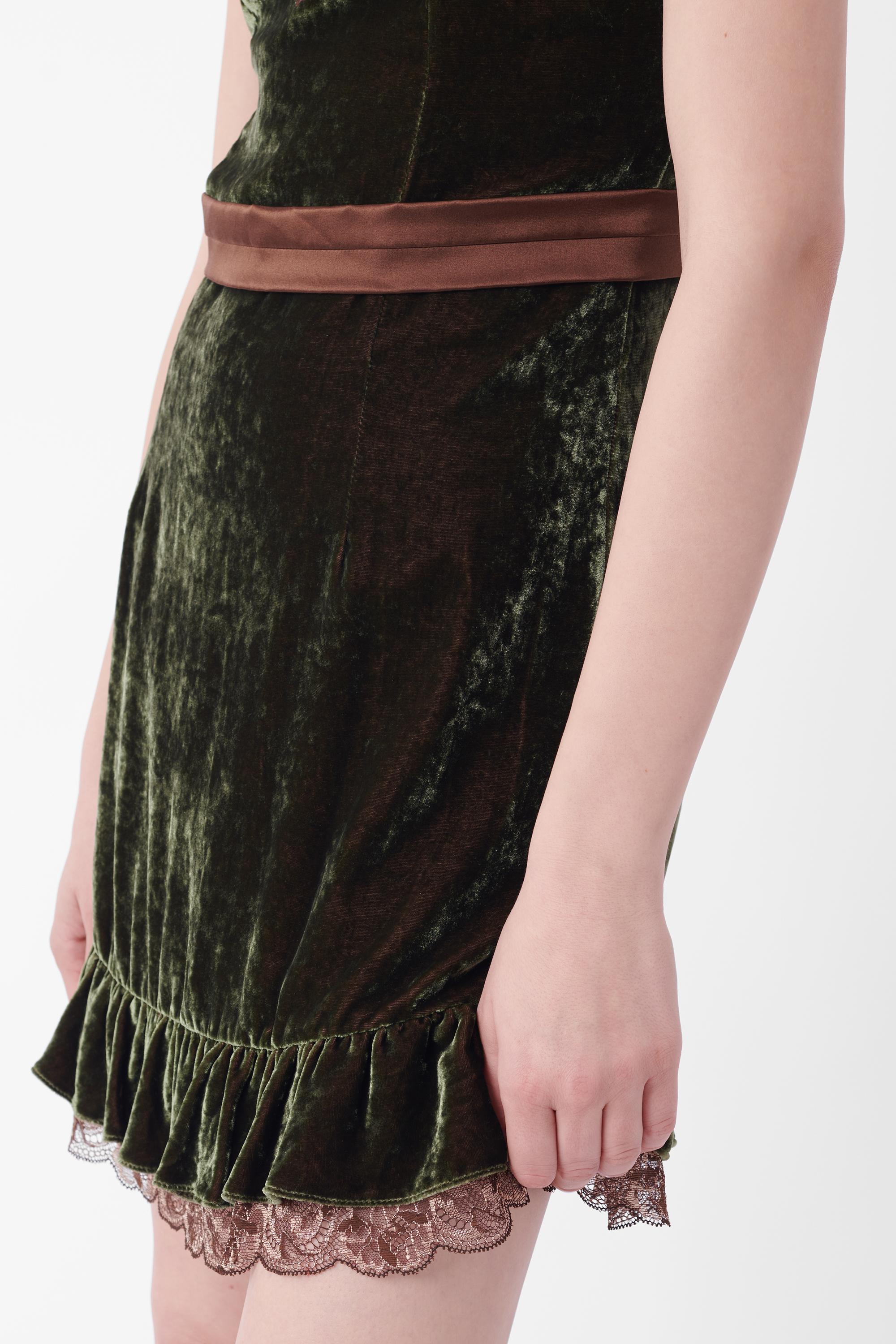 Mini robe en velours vert D.G. 2006. Il se compose de velours vert sur l'ensemble du corps, de fines bretelles marron, de dentelle marron sur la poitrine, d'une ceinture marron avec un nœud au dos, d'une fermeture à glissière au dos, d'une doublure