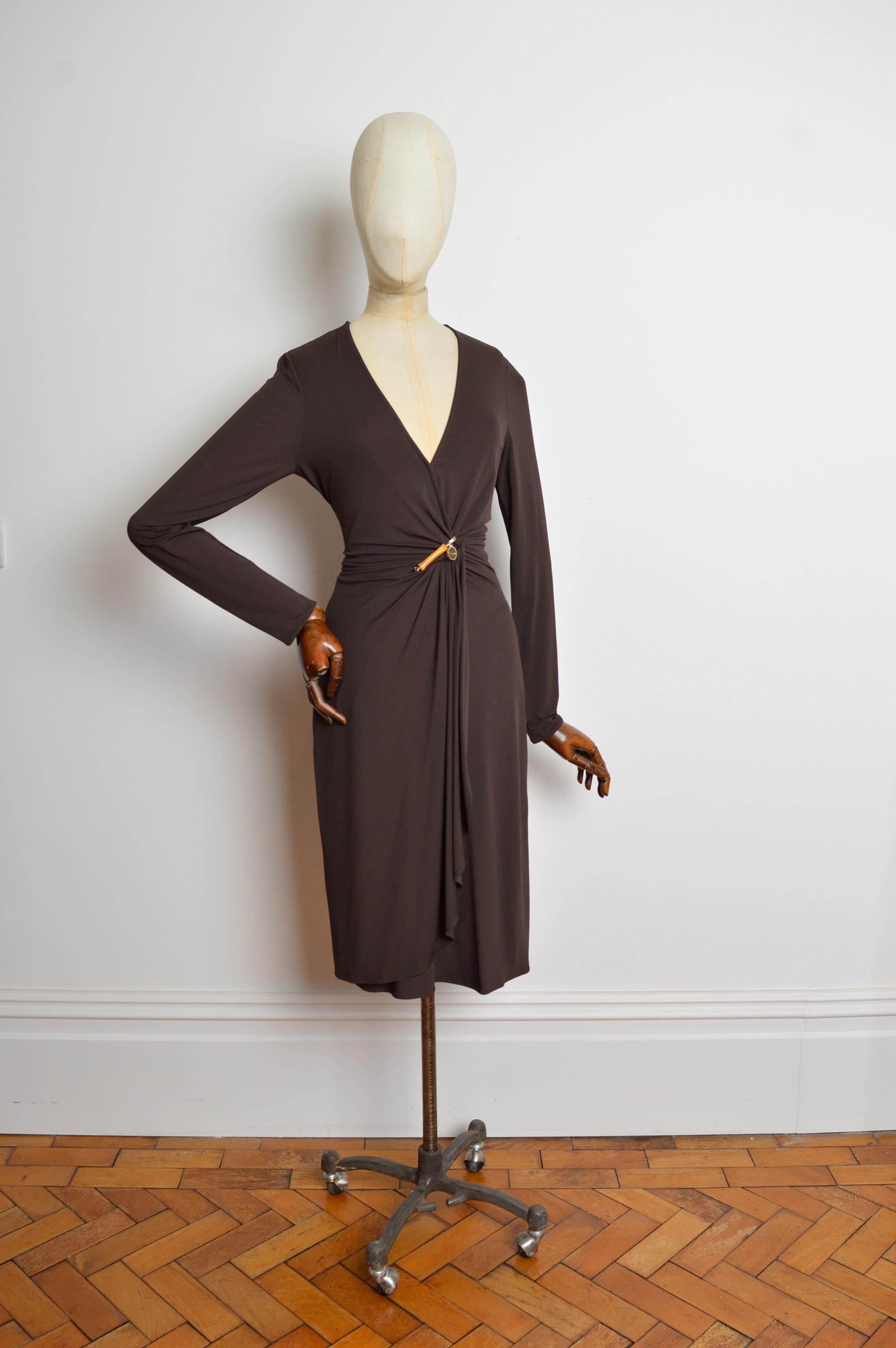 2006 Gucci by Frida Giannini Chocolate Brown Elegant Wrap bamboo day dress en vente 3