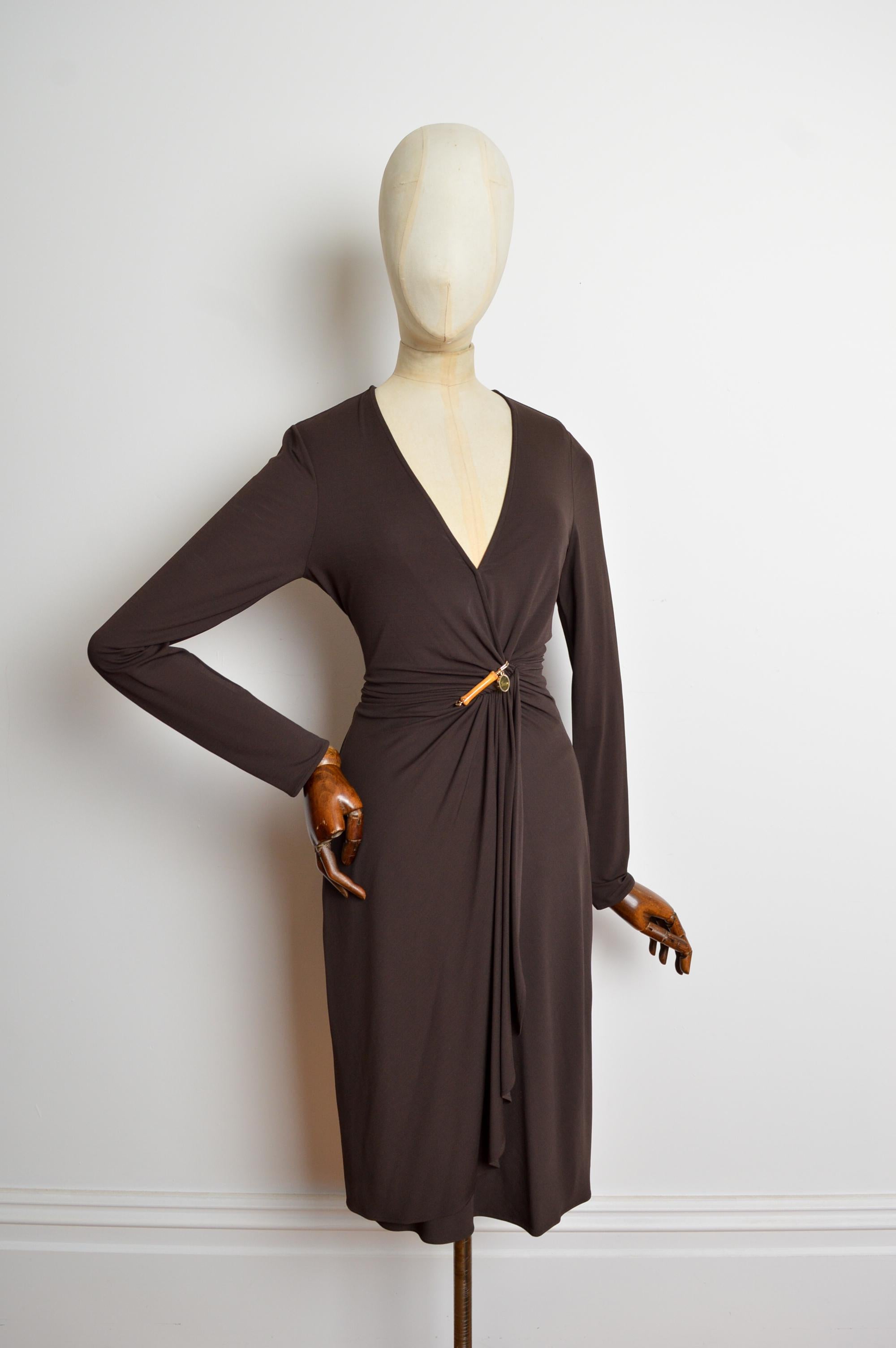 2006 Gucci by Frida Giannini Chocolate Brown Elegant Wrap bamboo day dress en vente 4