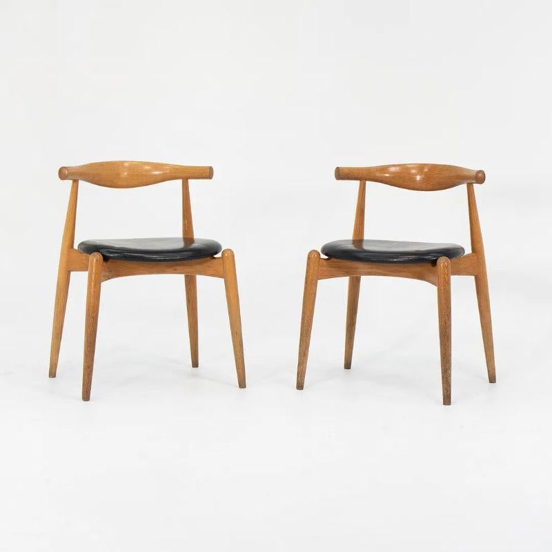 Dies ist ein CH20 Elbow Chair, ursprünglich entworfen von Hans Wegner für Carl Hansen & Søn im Jahr 1956. Diese Exemplare wurden 2006 in Dänemark hergestellt. Der angegebene Preis beinhaltet einen Stuhl, und wir haben mehrere zum Kauf verfügbar. Die