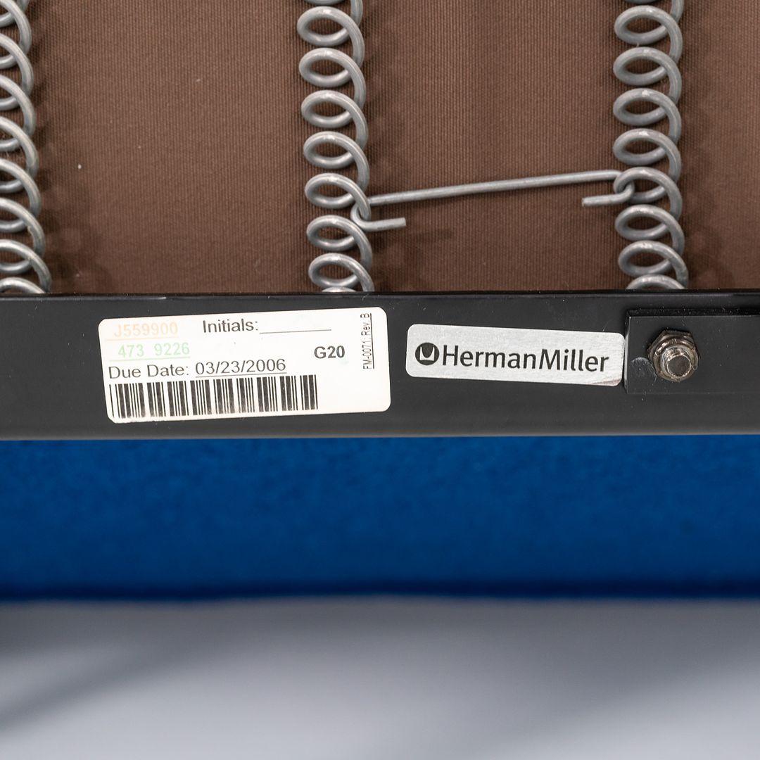 2006 Herman Miller Kompaktes Sofa von Ray und Charles Eames mit neuem blauem Stoff im Angebot 4