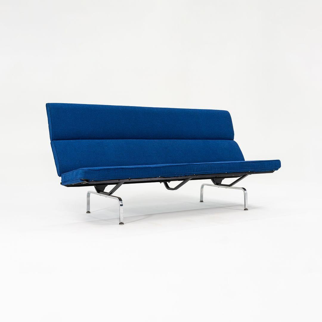 2006 Herman Miller Kompaktes Sofa von Ray und Charles Eames mit neuem blauem Stoff im Angebot 5