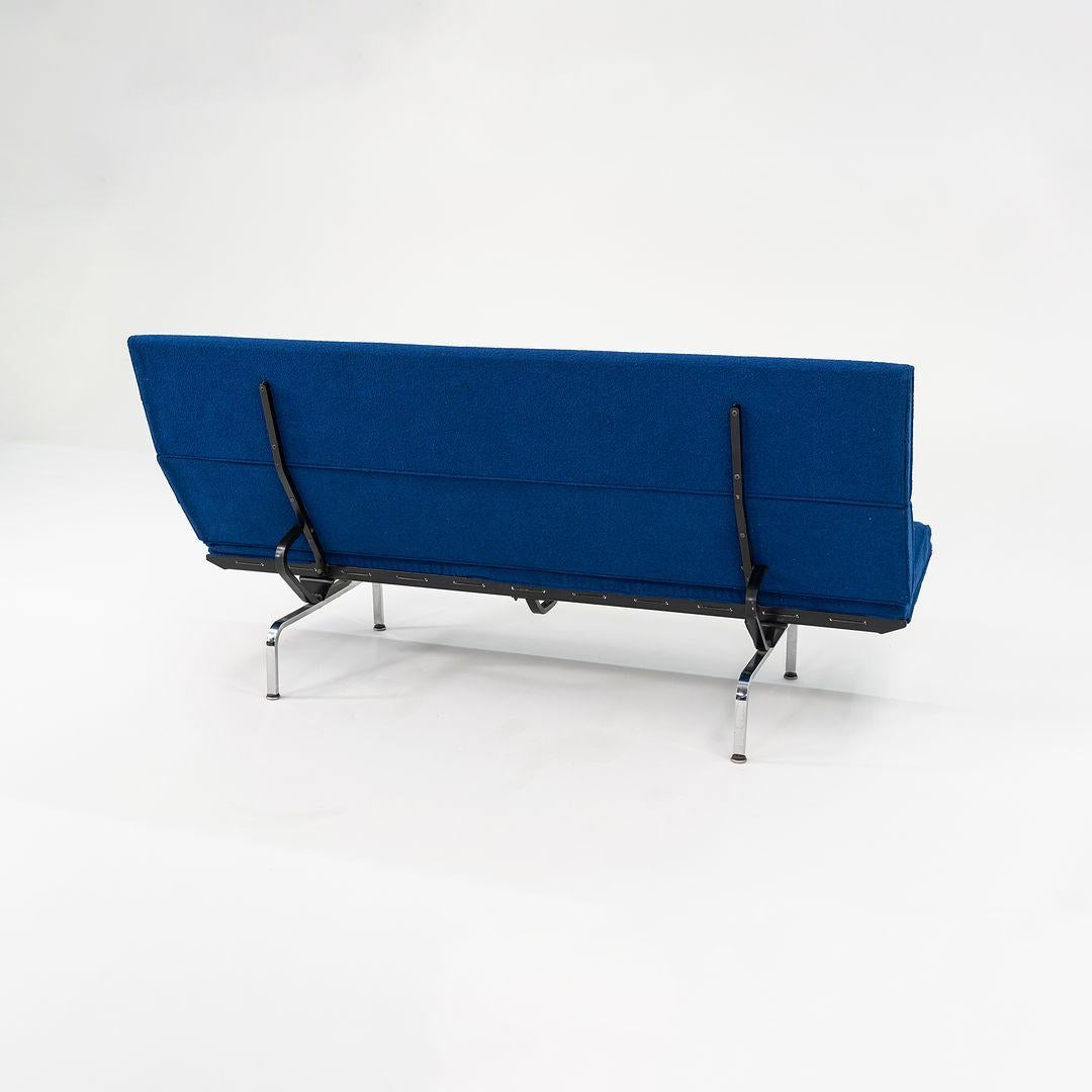 2006 Herman Miller Kompaktes Sofa von Ray und Charles Eames mit neuem blauem Stoff im Zustand „Gut“ im Angebot in Philadelphia, PA