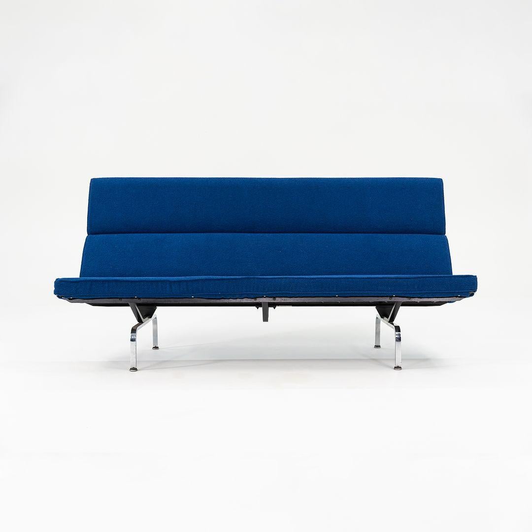 2006 Herman Miller Kompaktes Sofa von Ray und Charles Eames mit neuem blauem Stoff (21. Jahrhundert und zeitgenössisch) im Angebot
