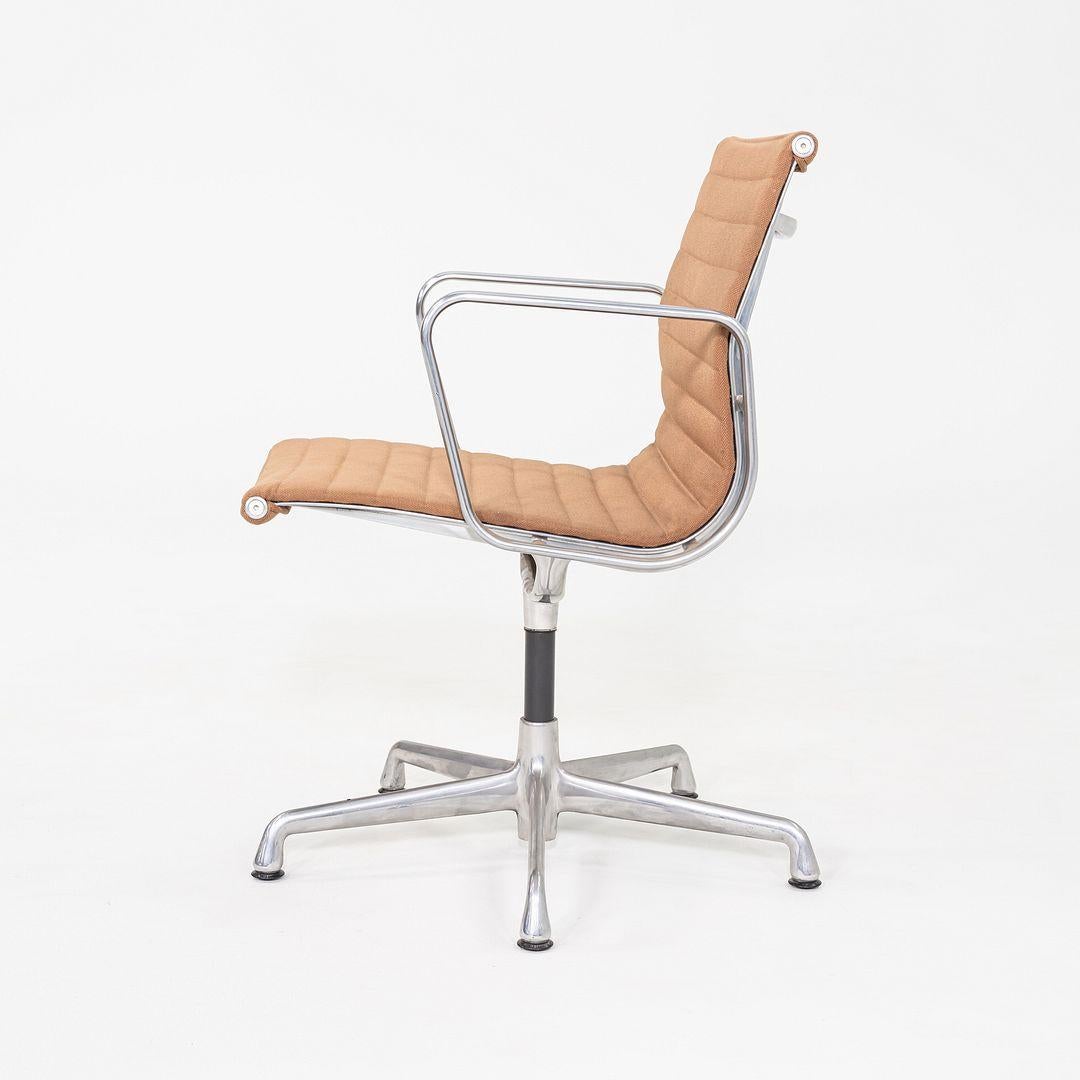 2006 Herman Miller Eames Aluminum Group Management Swivel Side Chair (amerikanisch) im Angebot