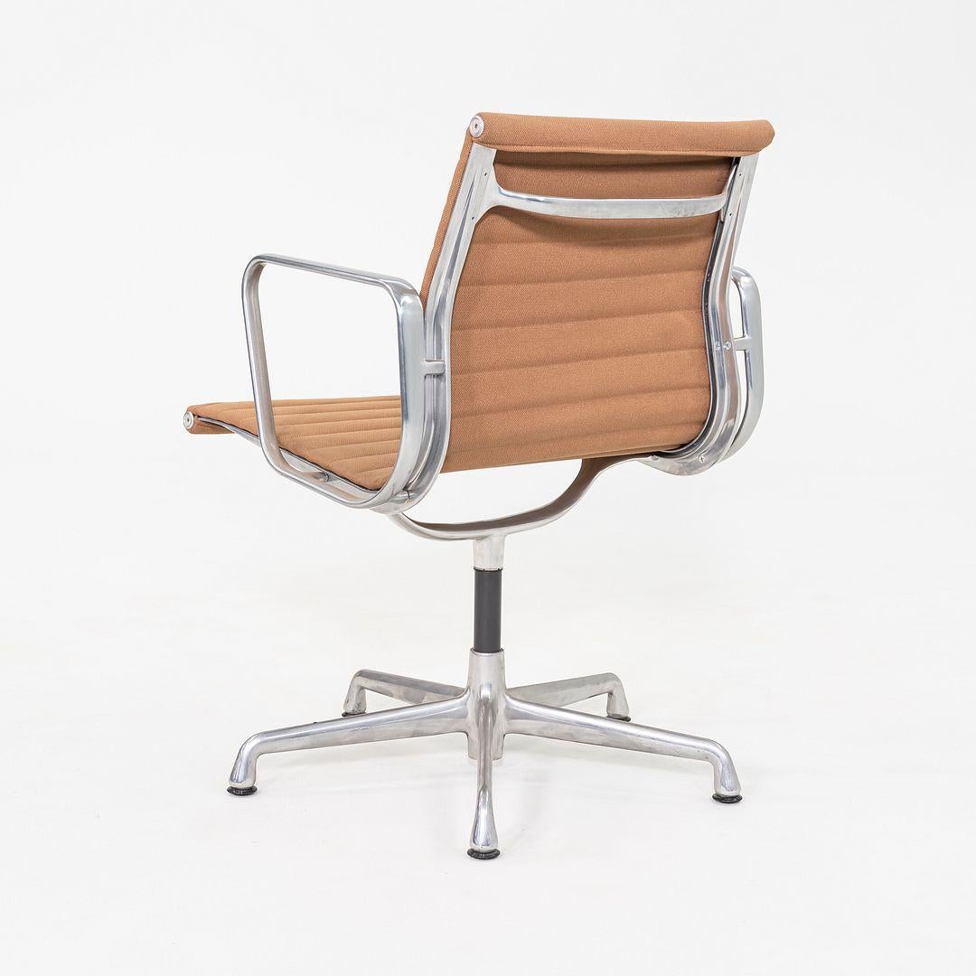 2006 Herman Miller Eames Aluminum Group Management Swivel Side Chair im Zustand „Gut“ im Angebot in Philadelphia, PA