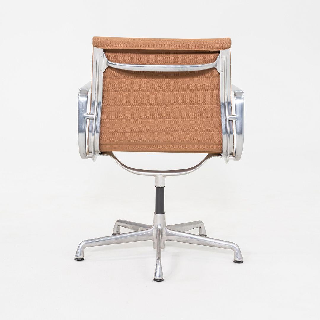 2006 Herman Miller Eames Aluminum Group Management Swivel Side Chair (21. Jahrhundert und zeitgenössisch) im Angebot