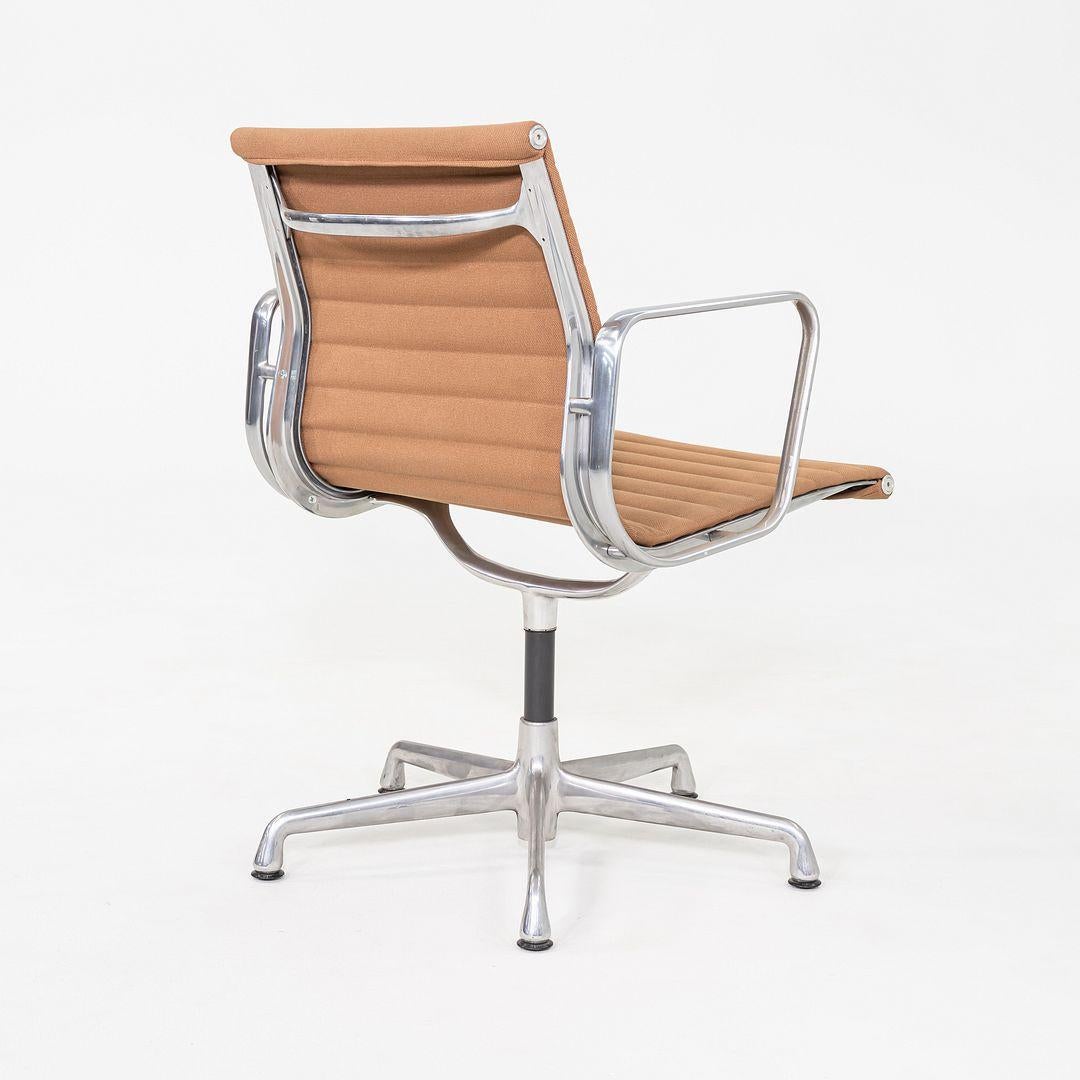 2006 Herman Miller Eames Aluminum Group Management Swivel Side Chair (Aluminium) im Angebot