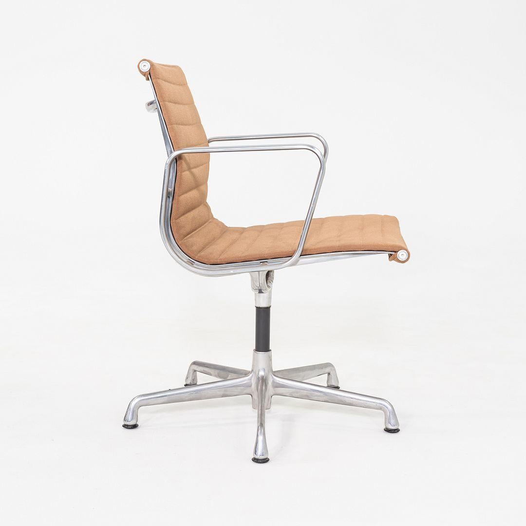 2006 Herman Miller Eames Aluminum Group Management Swivel Side Chair im Angebot 1