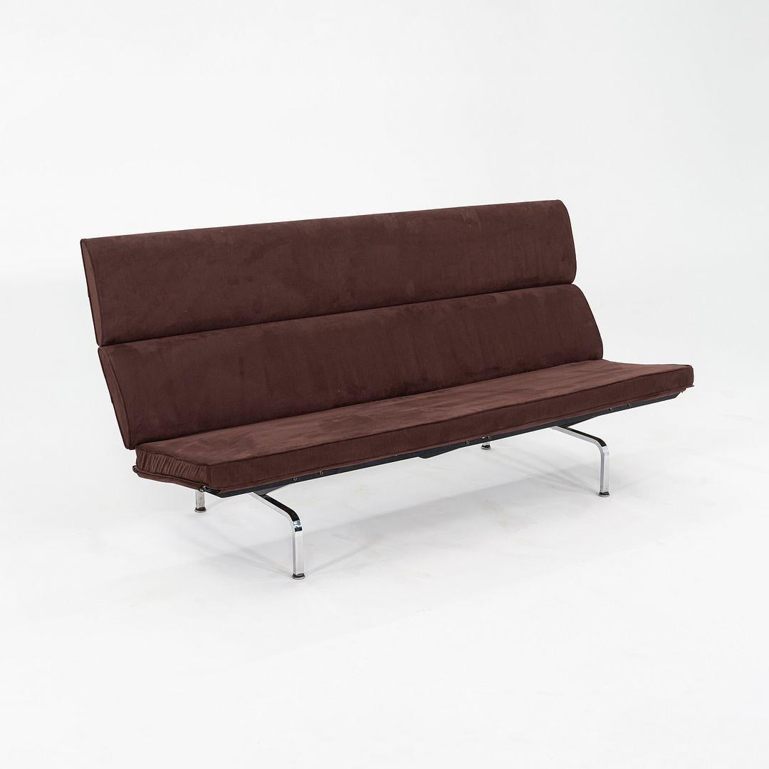 Si tratta di un Eames Sofa Compact, progettato originariamente da Charles e Ray Eames nel 1954. Questo particolare esemplare è stato prodotto da Knoll negli Stati Uniti nel 2006. Il design del divano è caratterizzato da cuscini marroni appena