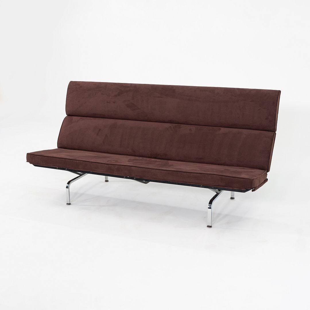 XXI secolo e contemporaneo 2006 Herman Miller Eames Sofa Compact con rivestimento in tessuto marrone &New in vendita