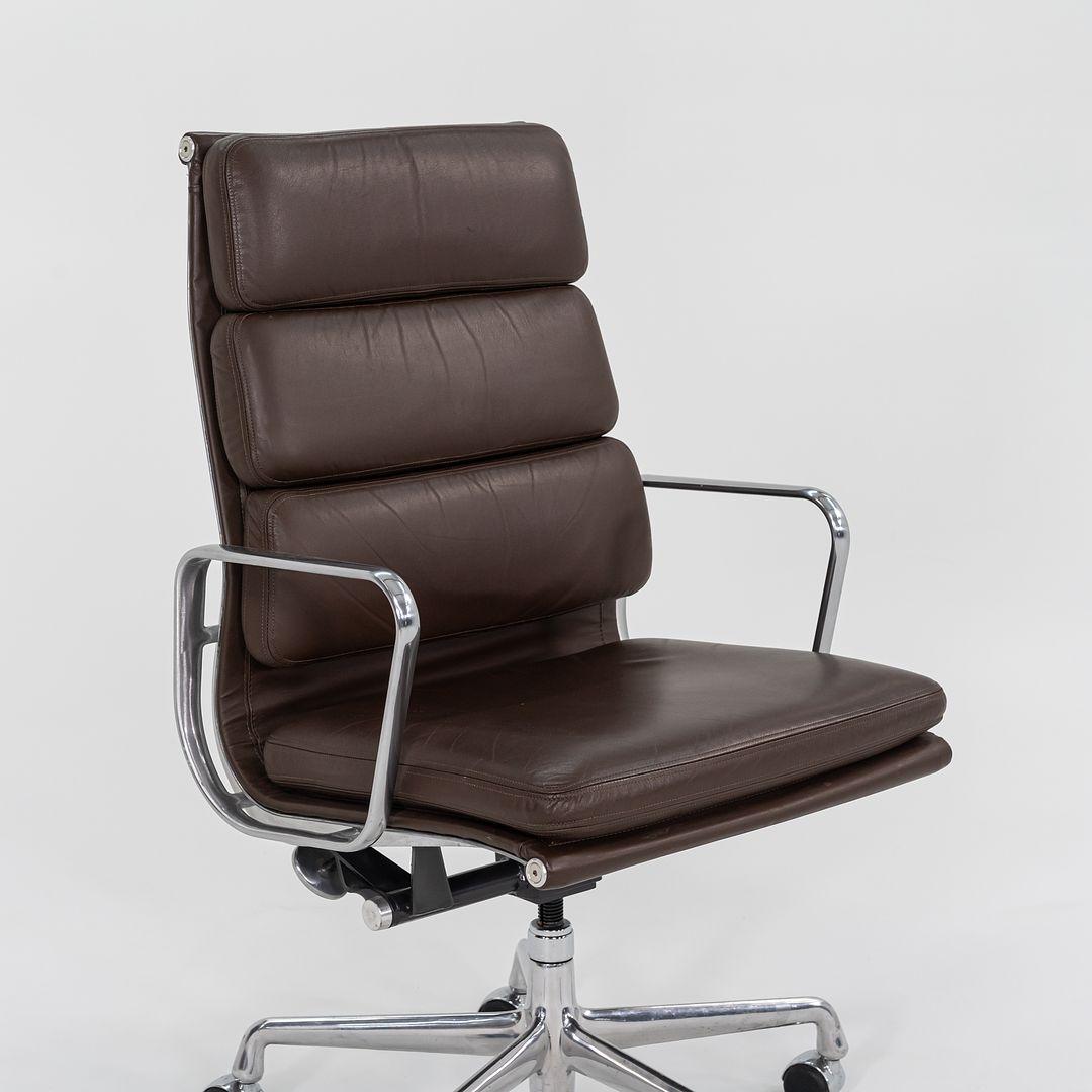 2006 Herman Miller Eames Soft Pad Schreibtischstuhl aus braunem Leder EA437 im Angebot 3