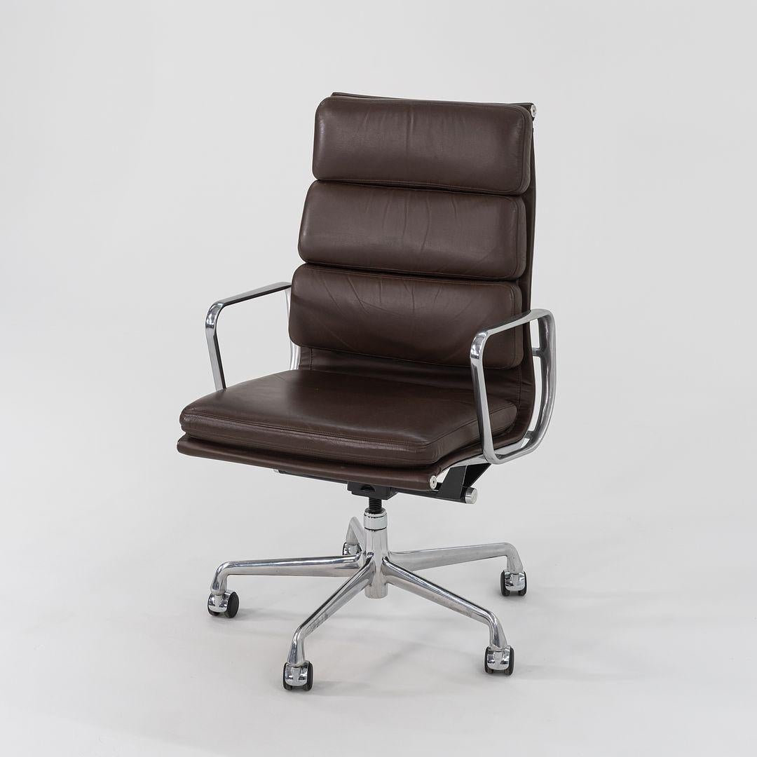 Dies sind die Eames Aluminum Group Soft Pad Executive Desk Chairs, Modell EA437, die ursprünglich von Charles und Ray Eames für Herman Miller im Jahr 1969 entworfen wurden. Diese Stücke sind neueren Datums und stammen aus dem Jahr 2006. Der