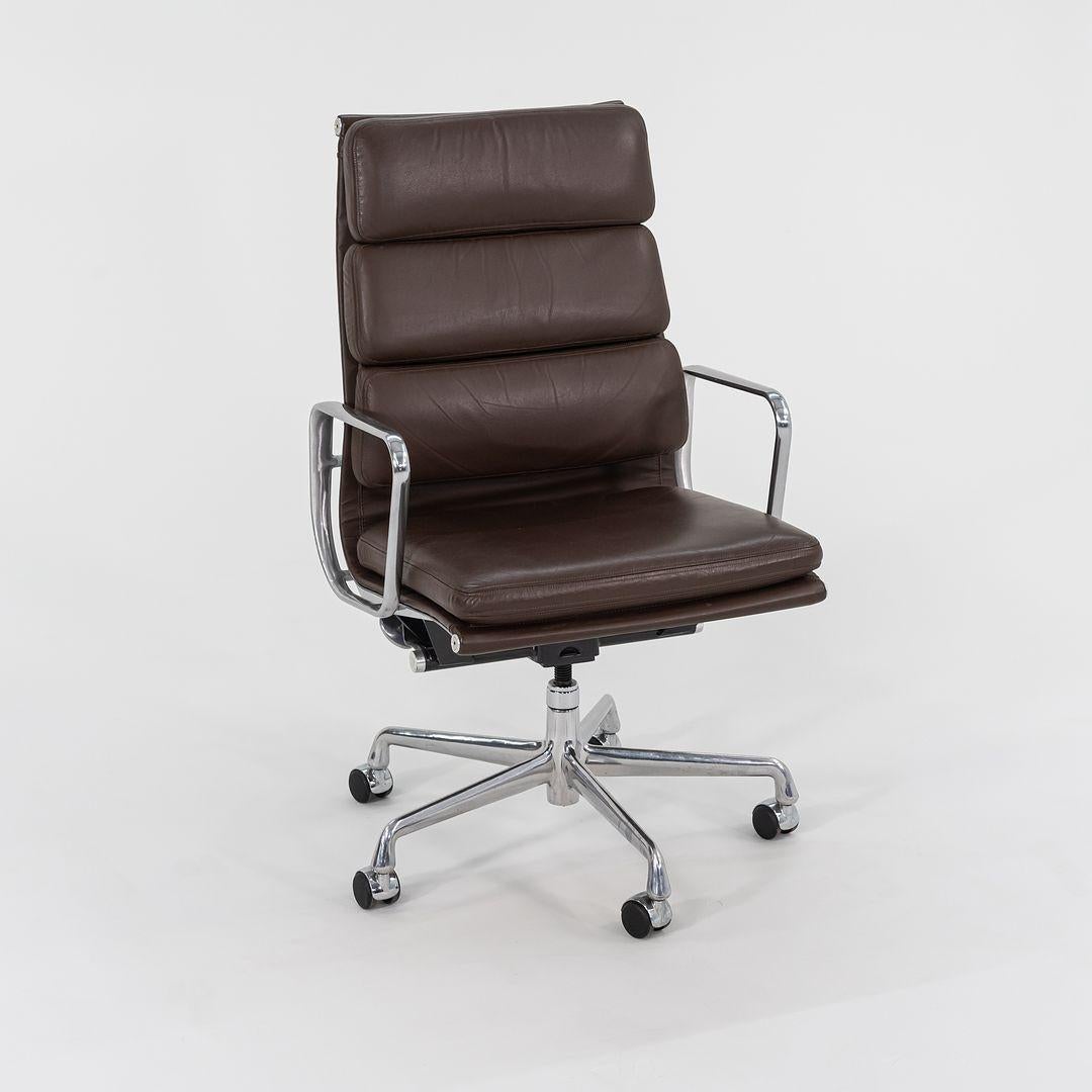2006 Herman Miller Eames Soft Pad Schreibtischstuhl aus braunem Leder EA437 (Moderne) im Angebot