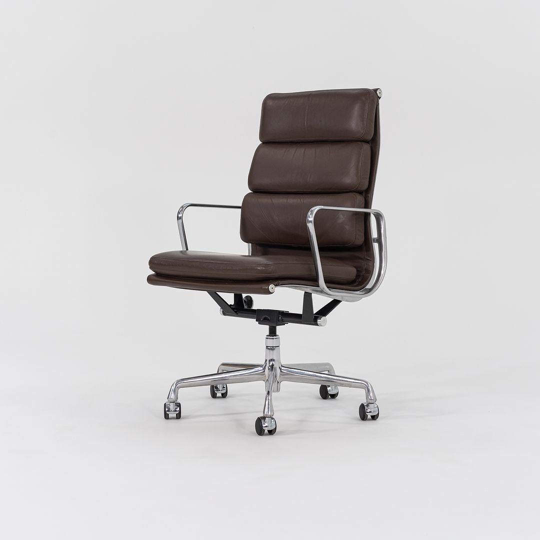 2006 Herman Miller Eames Soft Pad Schreibtischstuhl aus braunem Leder EA437 (Nordamerikanisch) im Angebot