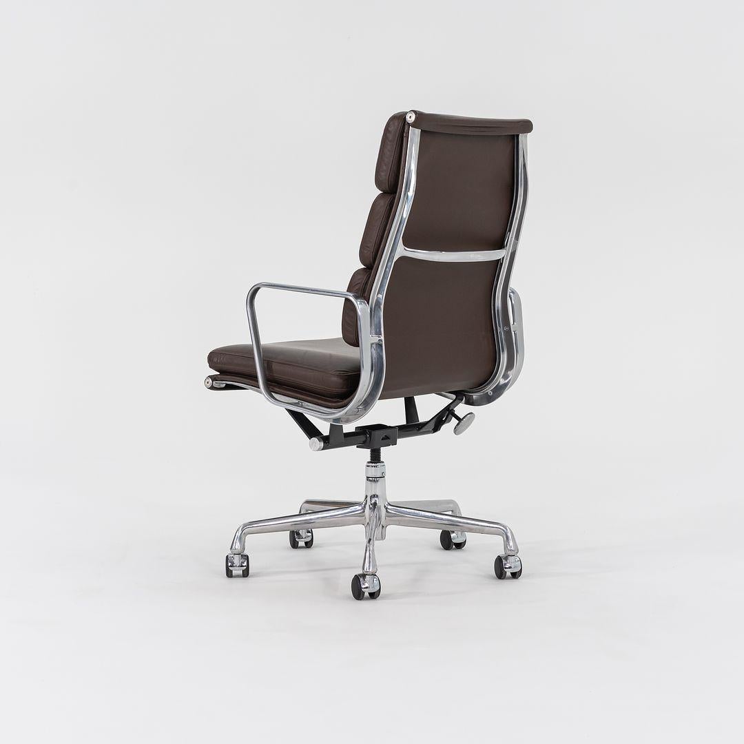 2006 Herman Miller Eames Soft Pad Schreibtischstuhl aus braunem Leder EA437 im Zustand „Hervorragend“ im Angebot in Philadelphia, PA
