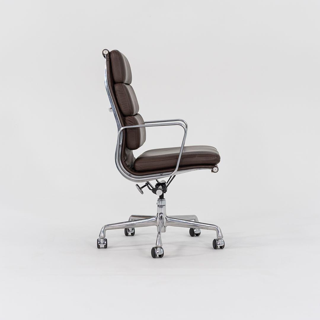 2006 Herman Miller Eames Soft Pad Schreibtischstuhl aus braunem Leder EA437 (21. Jahrhundert und zeitgenössisch) im Angebot
