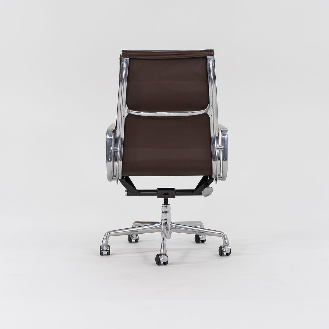 2006 Herman Miller Eames Soft Pad Schreibtischstuhl aus braunem Leder EA437 (Aluminium) im Angebot