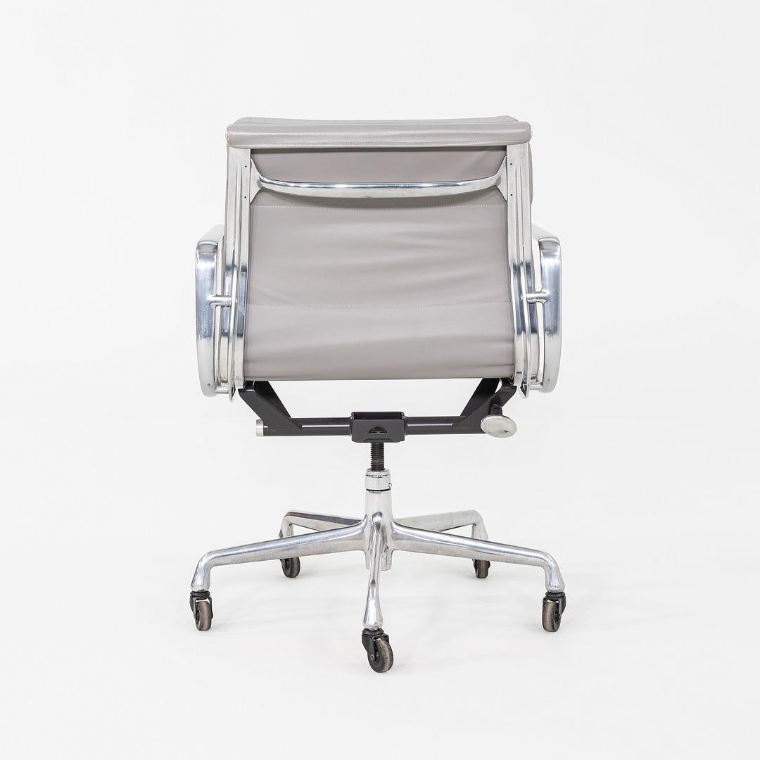 2006 Herman Miller Eames Soft Pad Management-Schreibtischstuhl aus grauem Leder im Angebot 3