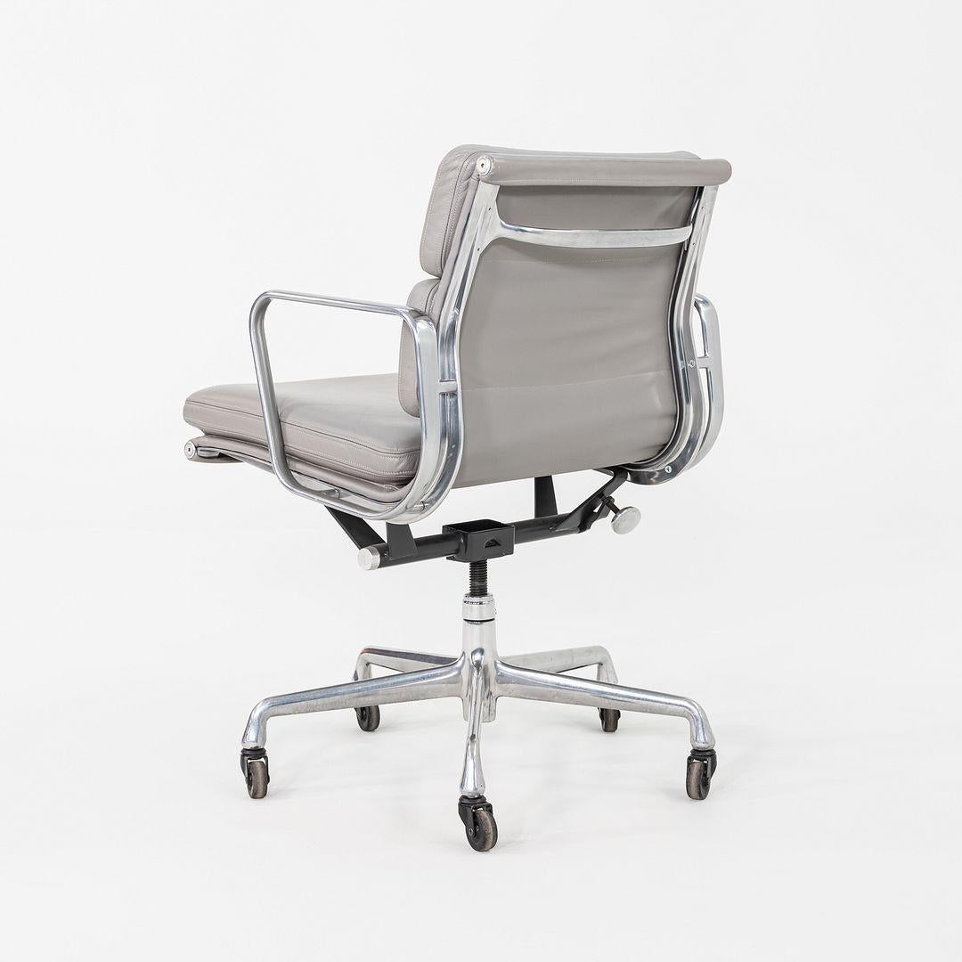 Es handelt sich um die Eames Aluminum Group Soft Pad Management Chairs, Modell EA435, die ursprünglich von Charles und Ray Eames für Herman Miller im Jahr 1969 entworfen wurden. Diese Exemplare stammen aus dem Jahr 2006. Das Design besteht aus einem
