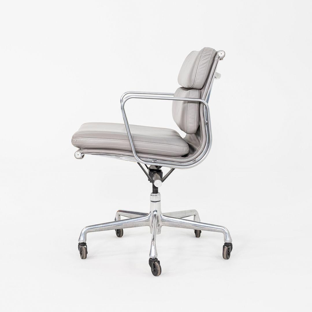 2006 Herman Miller Eames Soft Pad Management-Schreibtischstuhl aus grauem Leder (Moderne) im Angebot
