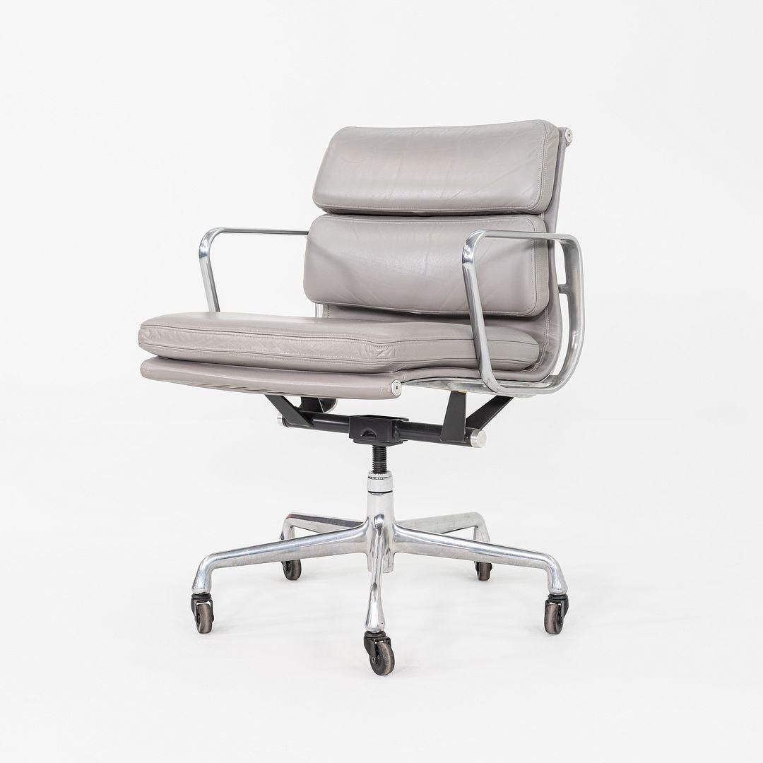 2006 Herman Miller Eames Soft Pad Management-Schreibtischstuhl aus grauem Leder (amerikanisch) im Angebot