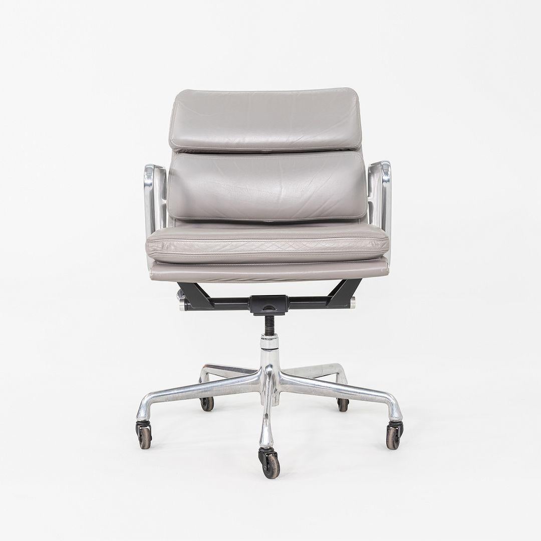 2006 Herman Miller Eames Soft Pad Management-Schreibtischstuhl aus grauem Leder im Zustand „Gut“ im Angebot in Philadelphia, PA