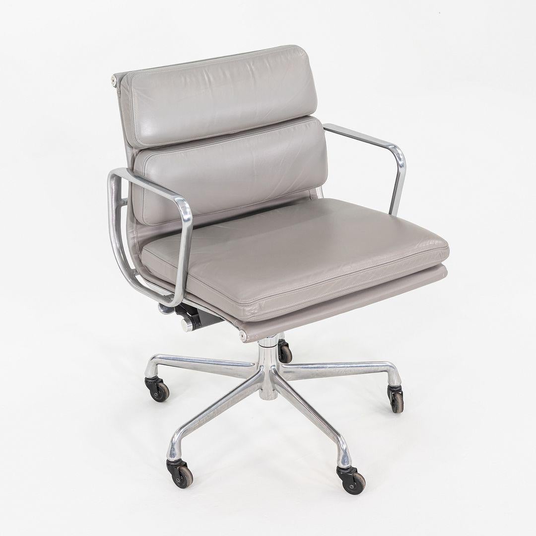 2006 Herman Miller Eames Soft Pad Management-Schreibtischstuhl aus grauem Leder (21. Jahrhundert und zeitgenössisch) im Angebot