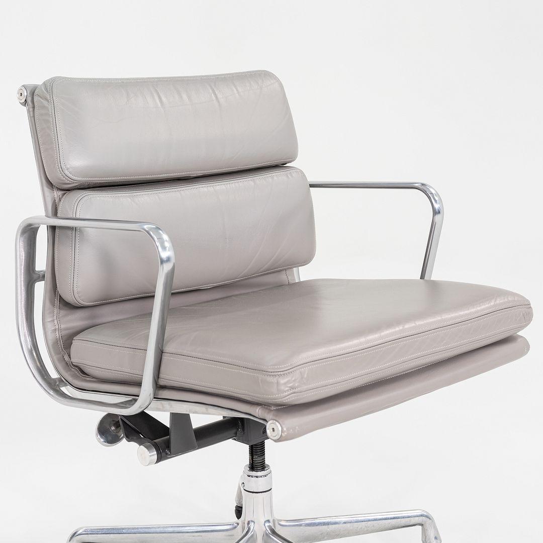 2006 Herman Miller Eames Soft Pad Management-Schreibtischstuhl aus grauem Leder (Aluminium) im Angebot