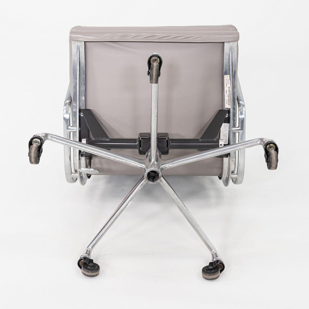 2006 Herman Miller Eames Soft Pad Management-Schreibtischstuhl aus grauem Leder im Angebot 1