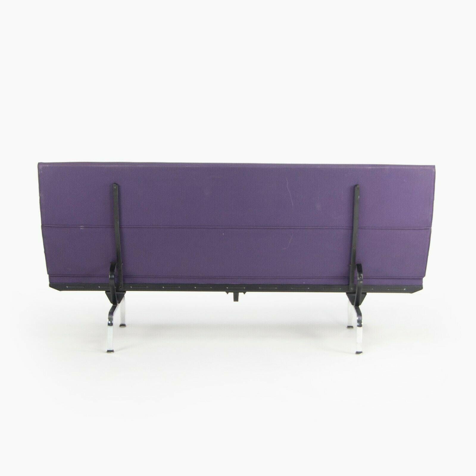Moderne 2006 Herman Miller Ray and Charles Eames Sofa Compact Purple Fabric Upholstery (Canapé compact en tissu violet) en vente