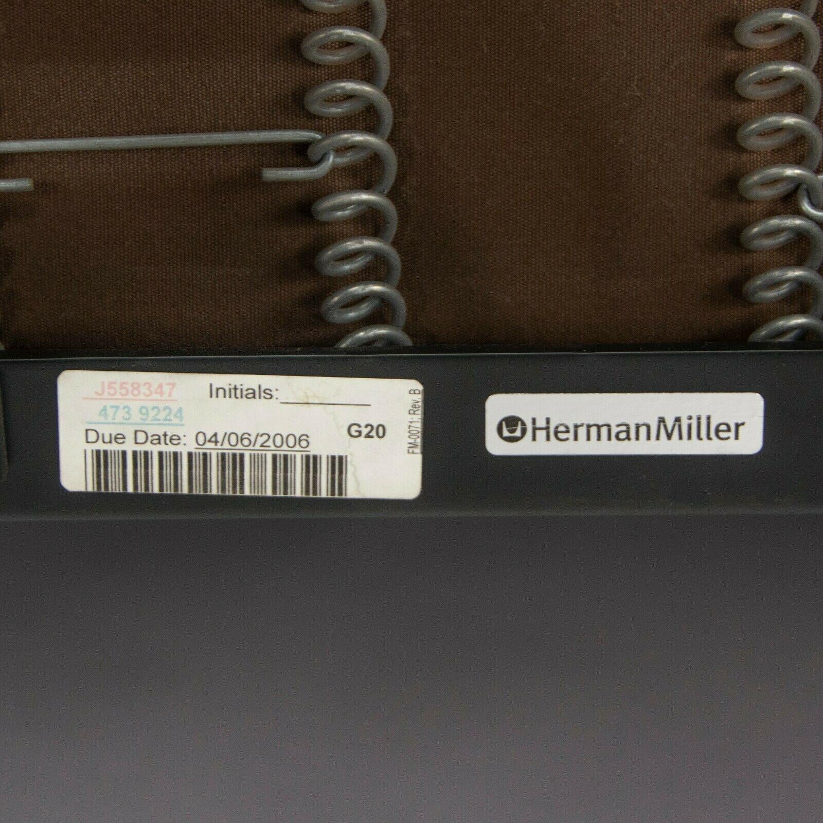 2006 Herman Miller Ray und Charles Eames Sofa Kompakte lila Stoffpolsterung im Zustand „Gut“ im Angebot in Philadelphia, PA