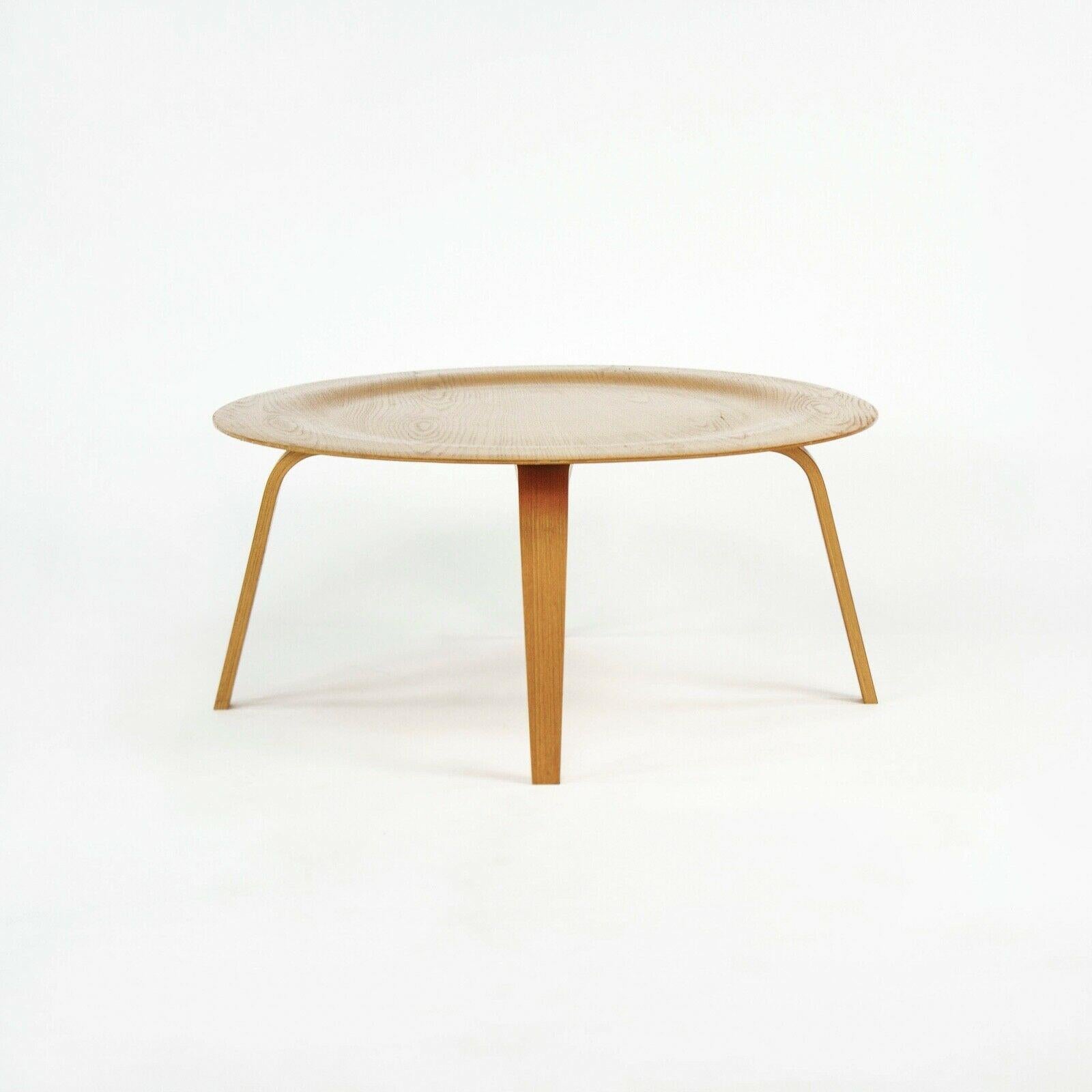 L'objet de la vente est une table basse en bois (CTW) de 2006, conçue par Ray et Charles Eames et produite par Herman Miller. Cet exemple a été spécifié en frêne blanc et provient d'un bâtiment universitaire du Midwest. La table est en très bon
