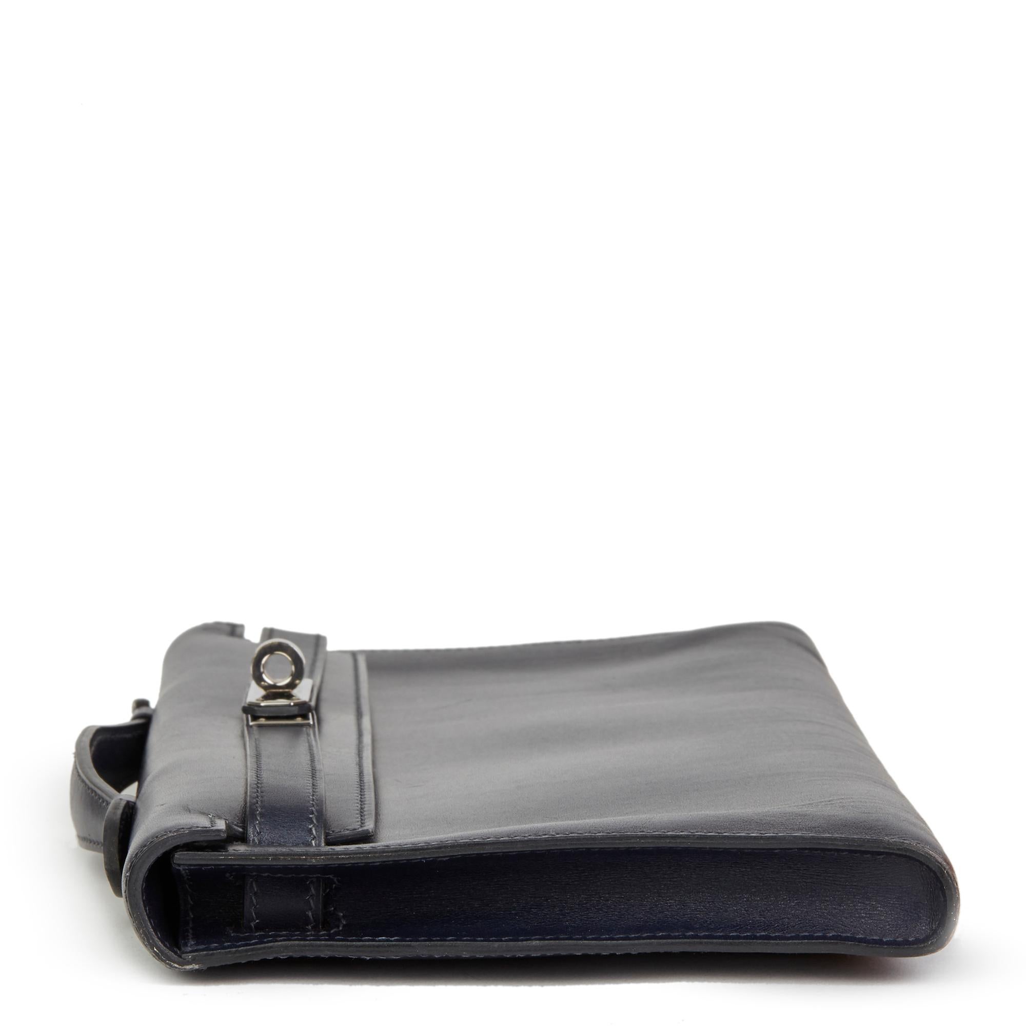 HERMÈS
Navy Box Calf Leather Kelly Longue Clutch

Reference: HB2497
Serial Number: [J]
Age (Circa): 2006
Accompanied By: Hermès Dust Bag, Box
Authenticity Details: Date Stamp (Made in France)
Gender: Ladies
Type: Clutch, Top Handle

Colour: