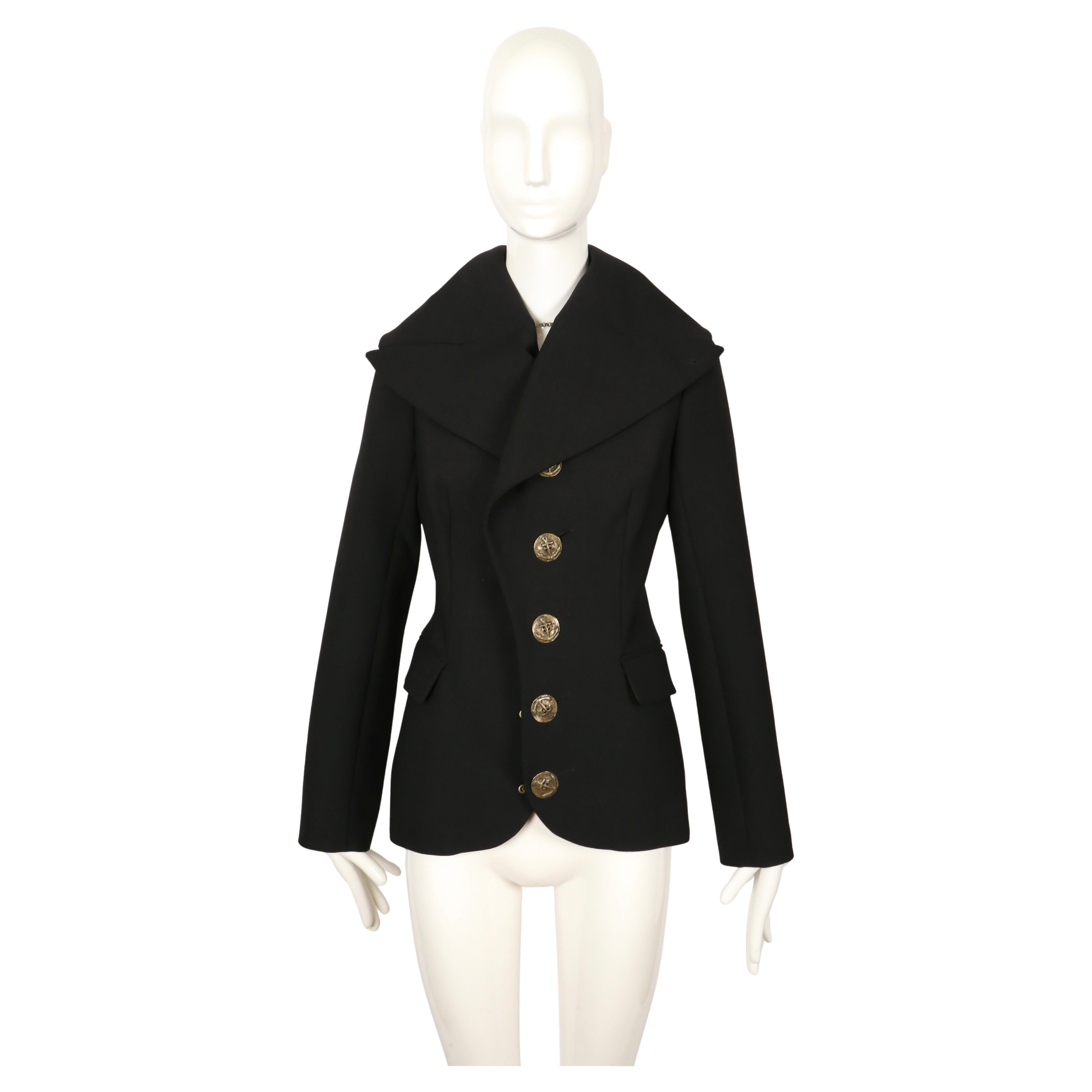 Giacca nera strutturata con incredibili bottoni ad alamari a catena in bronzo disegnata da Jean Paul Gaultier e risalente all'autunno del 2006. Pezzi simili visti in passerella. La giacca ha una forma straordinaria e il tessuto è elasticizzato e