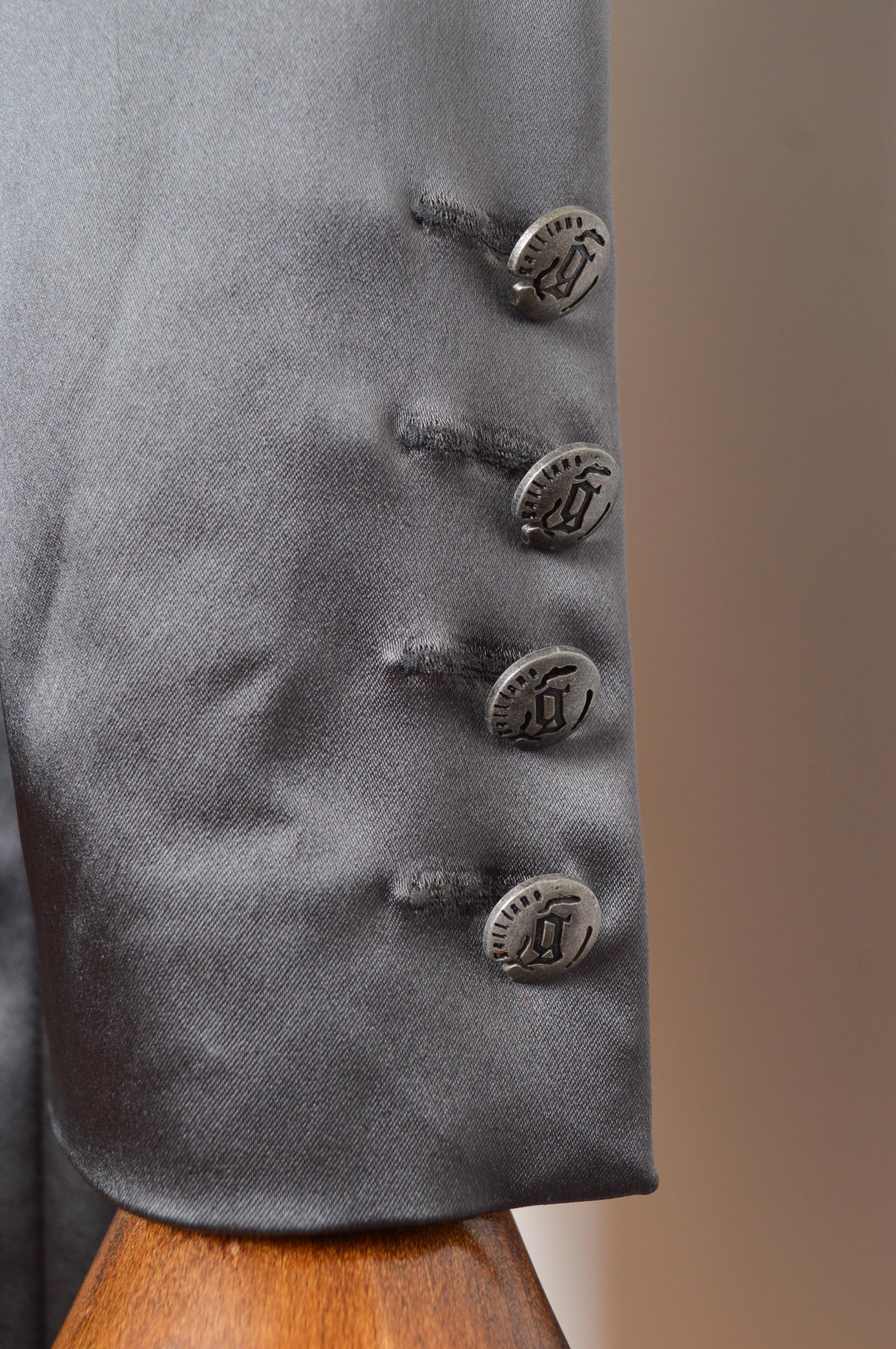 2006 John Galliano Vintage Gun Metal Grey Satin School Blazer & Rock Set Anzug im Angebot 5