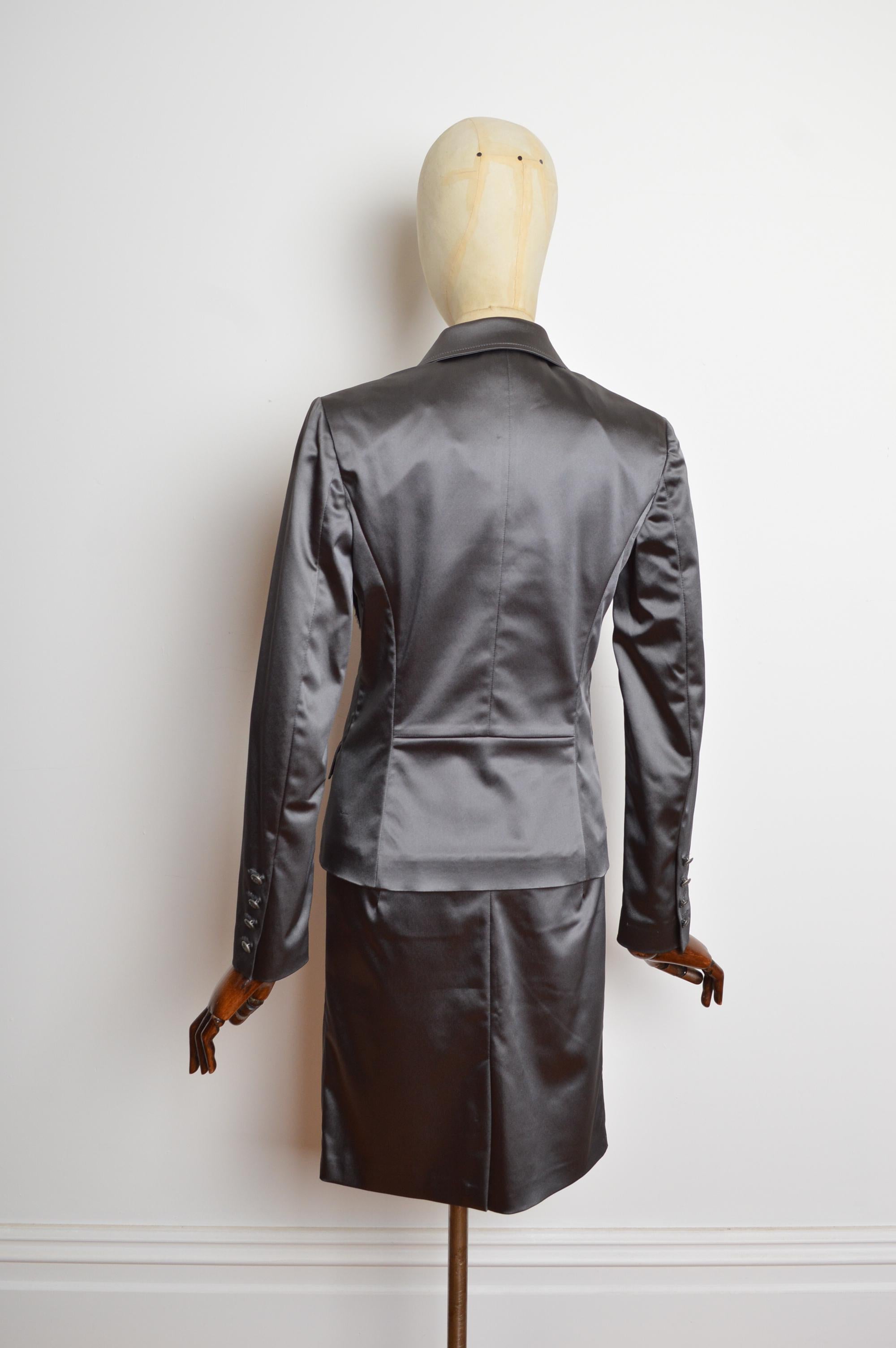 2006 John Galliano Vintage Gun Metal Grey Satin School Blazer & Rock Set Anzug im Angebot 11