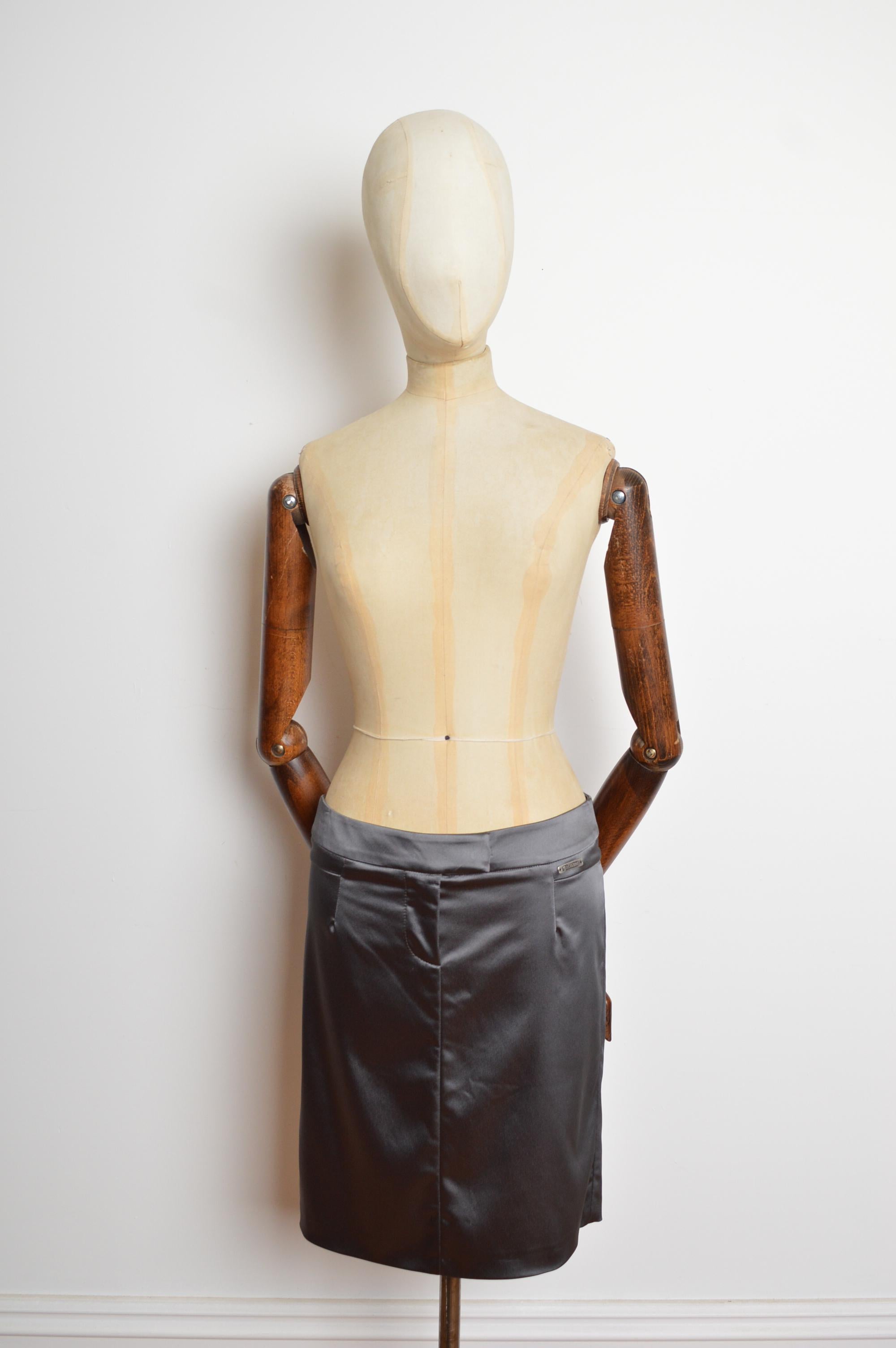 2006 John Galliano Vintage Gun Metal Grey Satin School Blazer & Rock Set Anzug (Schwarz) im Angebot