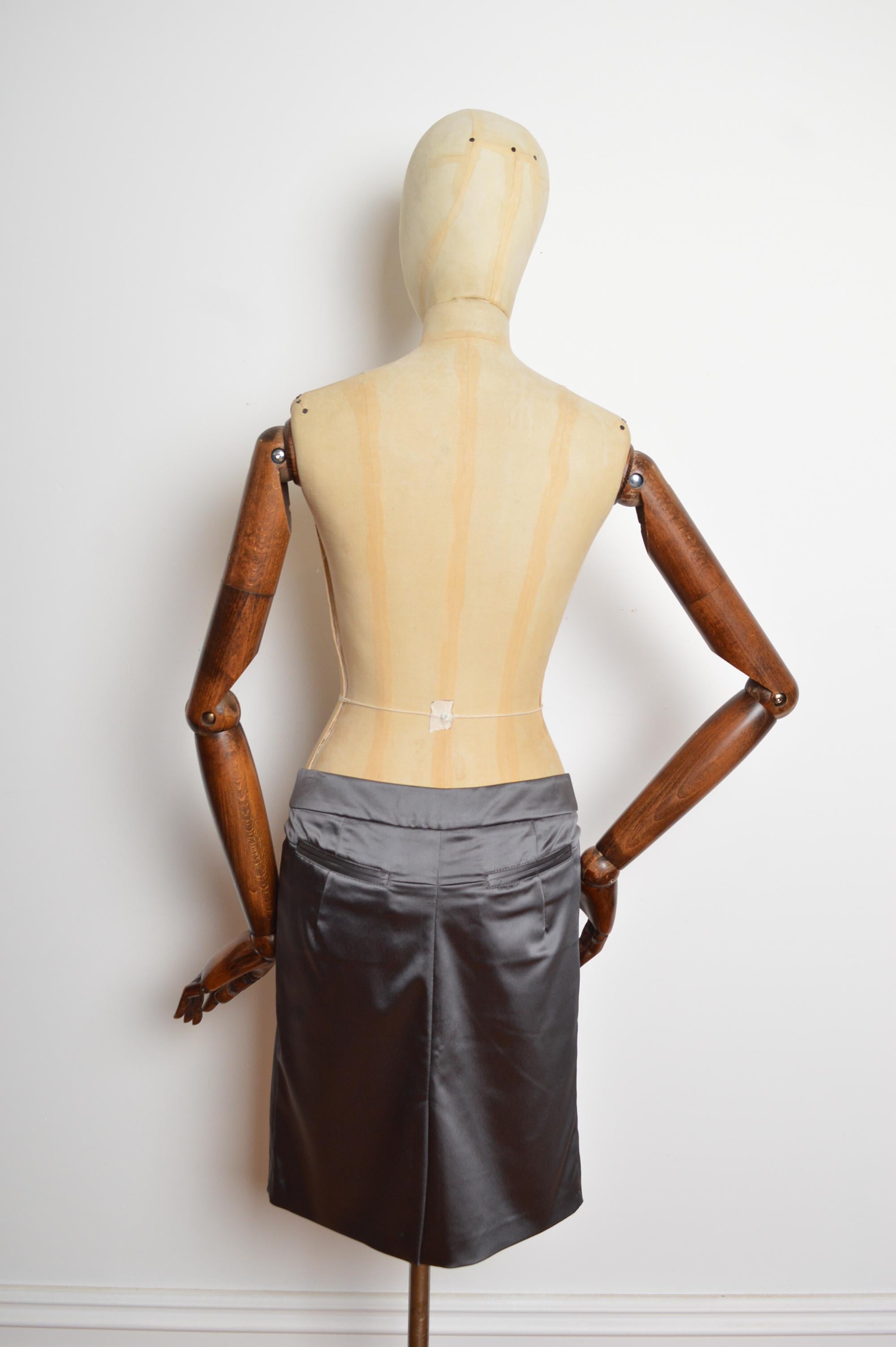 2006 John Galliano Vintage Gun Metal Grey Satin School Blazer & Rock Set Anzug im Zustand „Gut“ im Angebot in Sheffield, GB