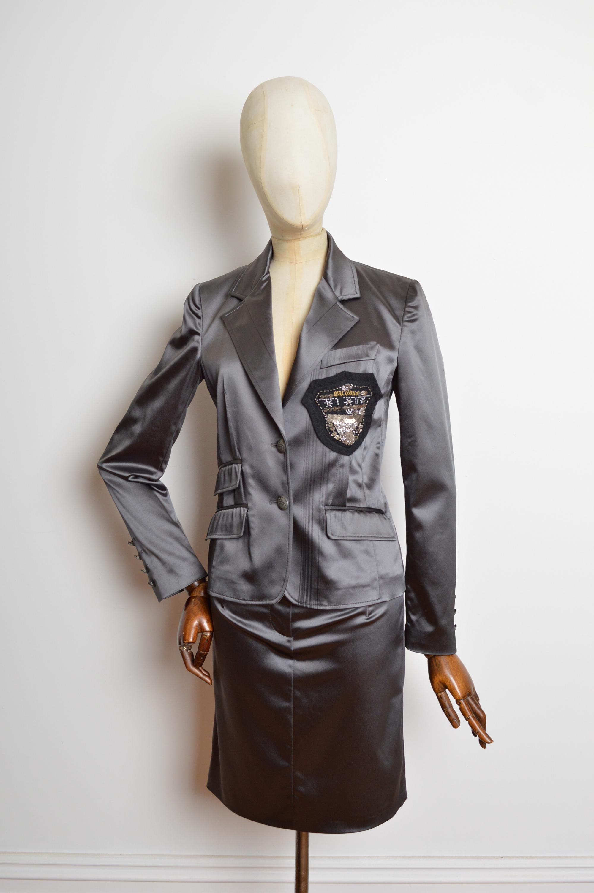 2006 John Galliano Vintage Gun Metal Grey Satin School Blazer & Rock Set Anzug Damen im Angebot