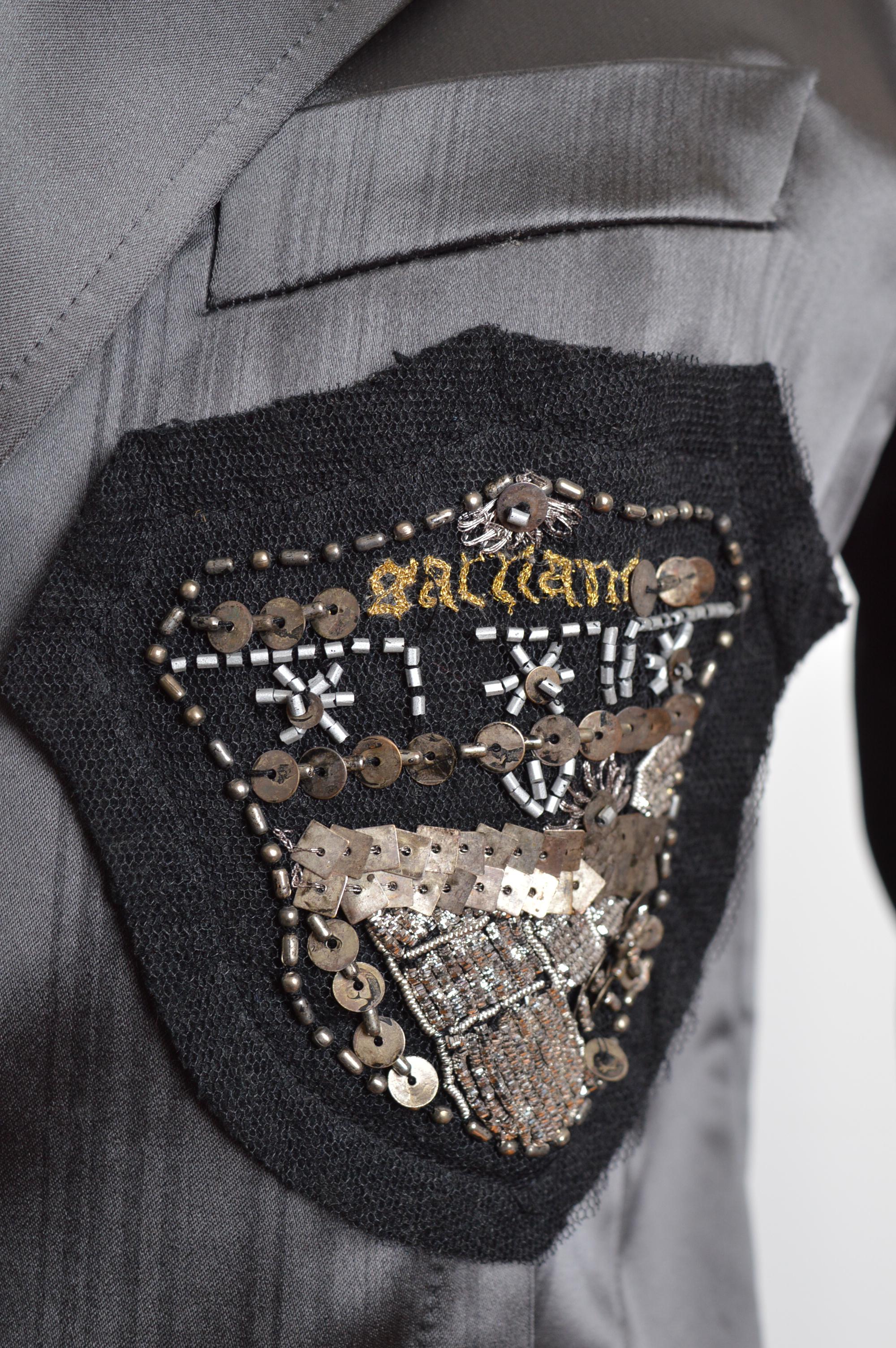 2006 John Galliano Vintage Gun Metal Grey Satin School Blazer & Rock Set Anzug im Angebot 2