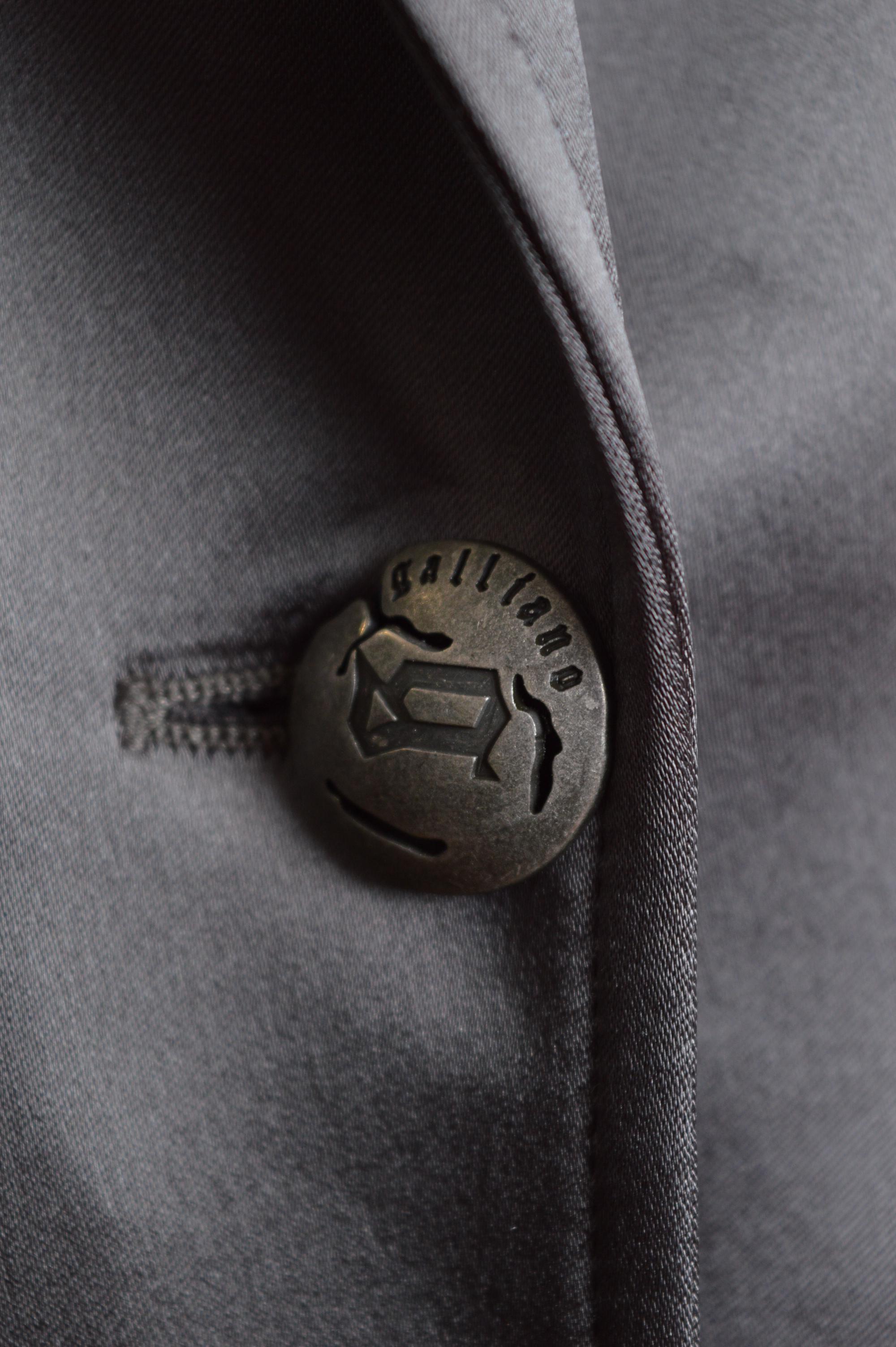 2006 John Galliano Vintage Gun Metal Grey Satin School Blazer & Rock Set Anzug im Angebot 3