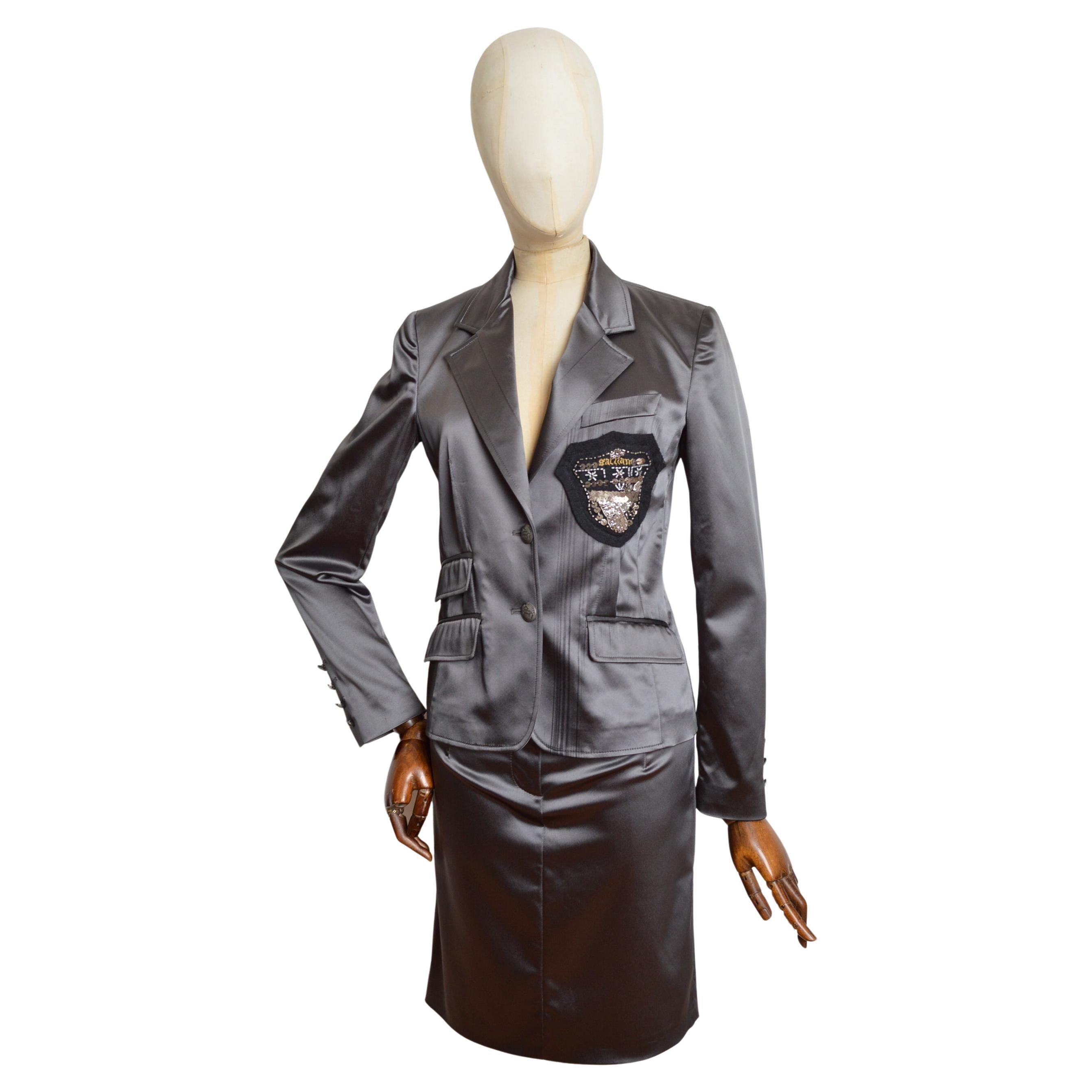 2006 John Galliano Vintage Gun Metal Grey Satin School Blazer 
Rock Set Anzug im Angebot