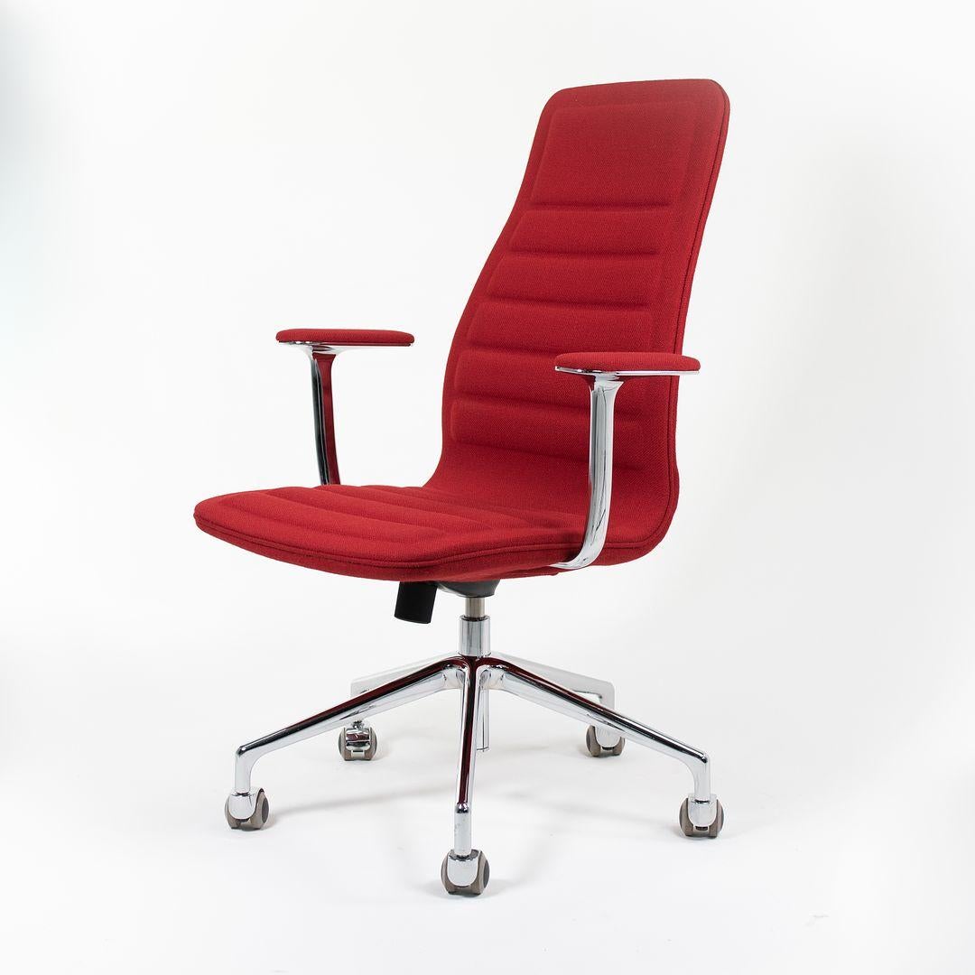 Dies ist ein 'ÄòLotus'Äô Schreibtischstuhl mit mittelhoher Rückenlehne, der 2006 von Jasper Morrison für Cappellini entworfen wurde. Dieser solide Schreibtischstuhl wurde etwa 2006-2007 in Italien hergestellt. Er verfügt über einen Sockel aus