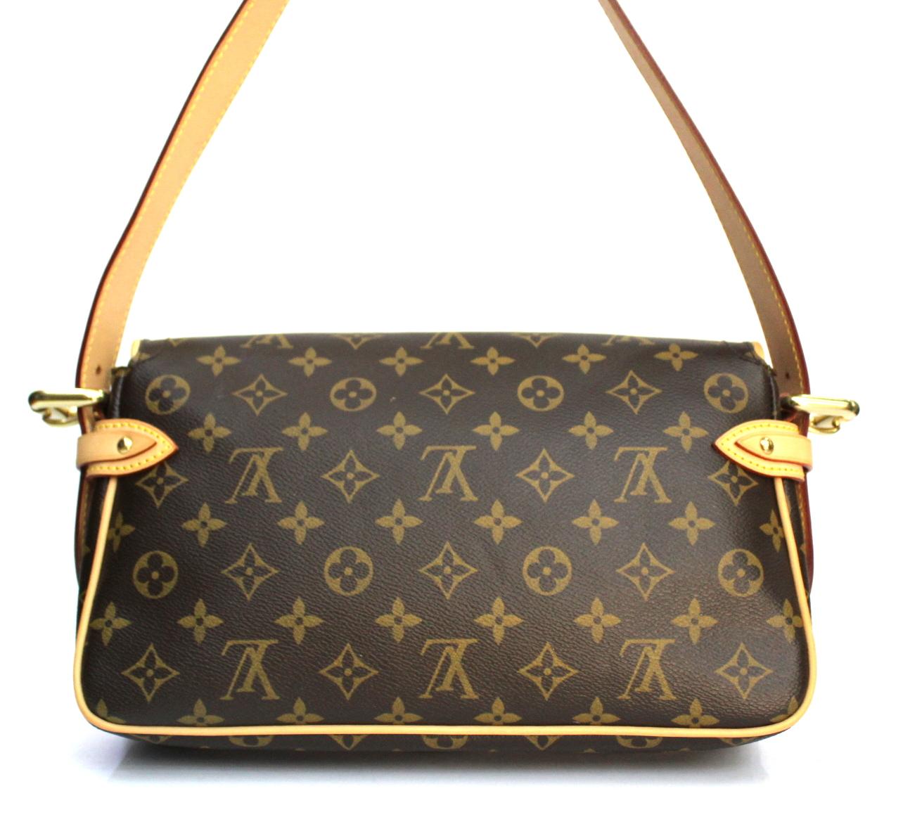 Louis Vuitton bag Hudson model in the classic monogram canvas with handle and cowhide details.Its large gold hardware and pressure pockets make this urban-chic bag.
Closure with buckle, internally capacious for the essential.
VERY GOOD CONDITION!

