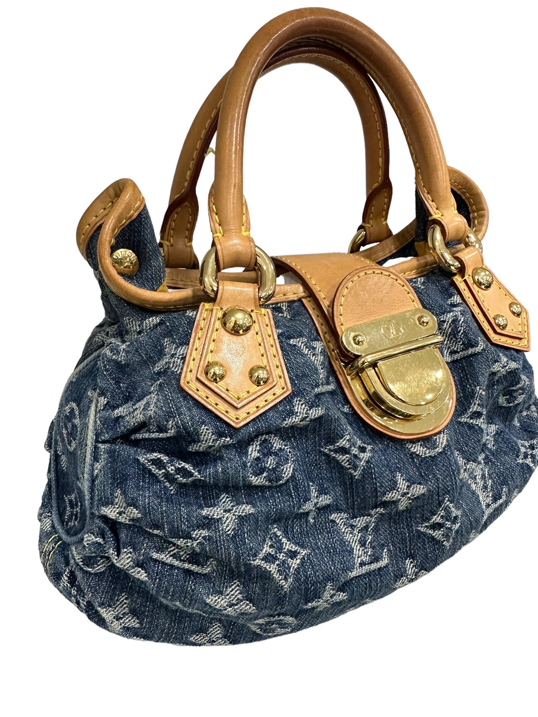 Louis Vuitton handbag, Pleaty model, size PM, year of production 2006, made in denim fabric with cowhide inserts and golden hardware. It has a central band with interlocking closure, internally lined in ocher suede, roomy for the essentials.