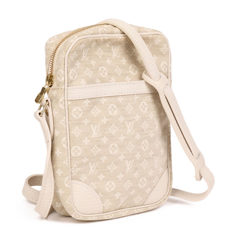 LOUIS VUITTON
White Calfskin Leather & Beige Mini Monogram Canvas Danube

Xupes Reference: HB4096
Serial Number: TH1026
Age (Circa): 2006
Accompanied By: Louis Vuitton Dust Bag
Authenticity Details: Date Stamp (Made in France)
Gender: Ladies
Type: