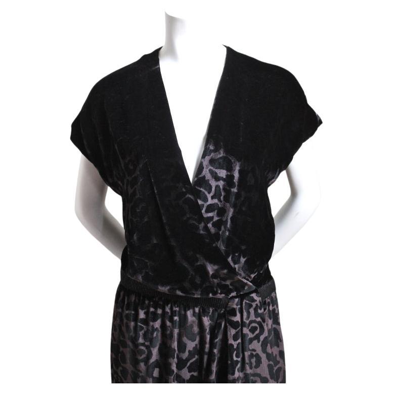 Robe en velours de soie imprimé léopard marron et noir avec ceinture perlée de Marc Jacobs telle que vue sur le défilé de l'automne 2006. La robe est étiquetée une taille 2, cependant, il peut facilement accueillir une taille 4.  La taille se fixe à
